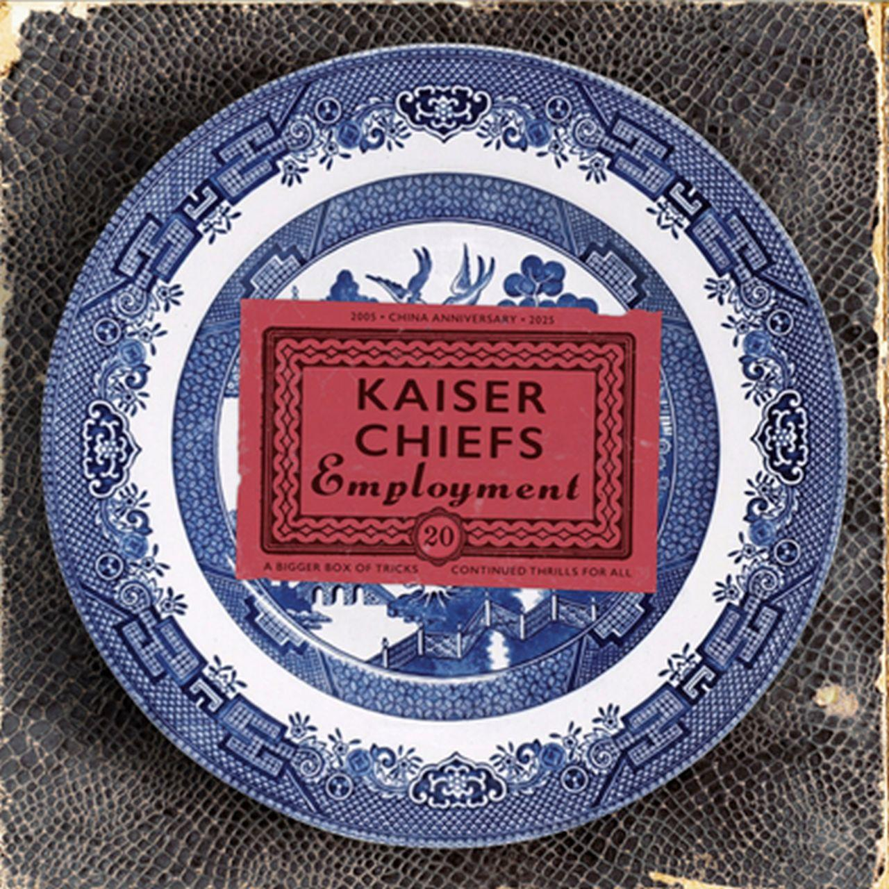 Blau-weiße Platte mit rotem Etikett mit der Aufschrift Kaiser Chiefs Employment.