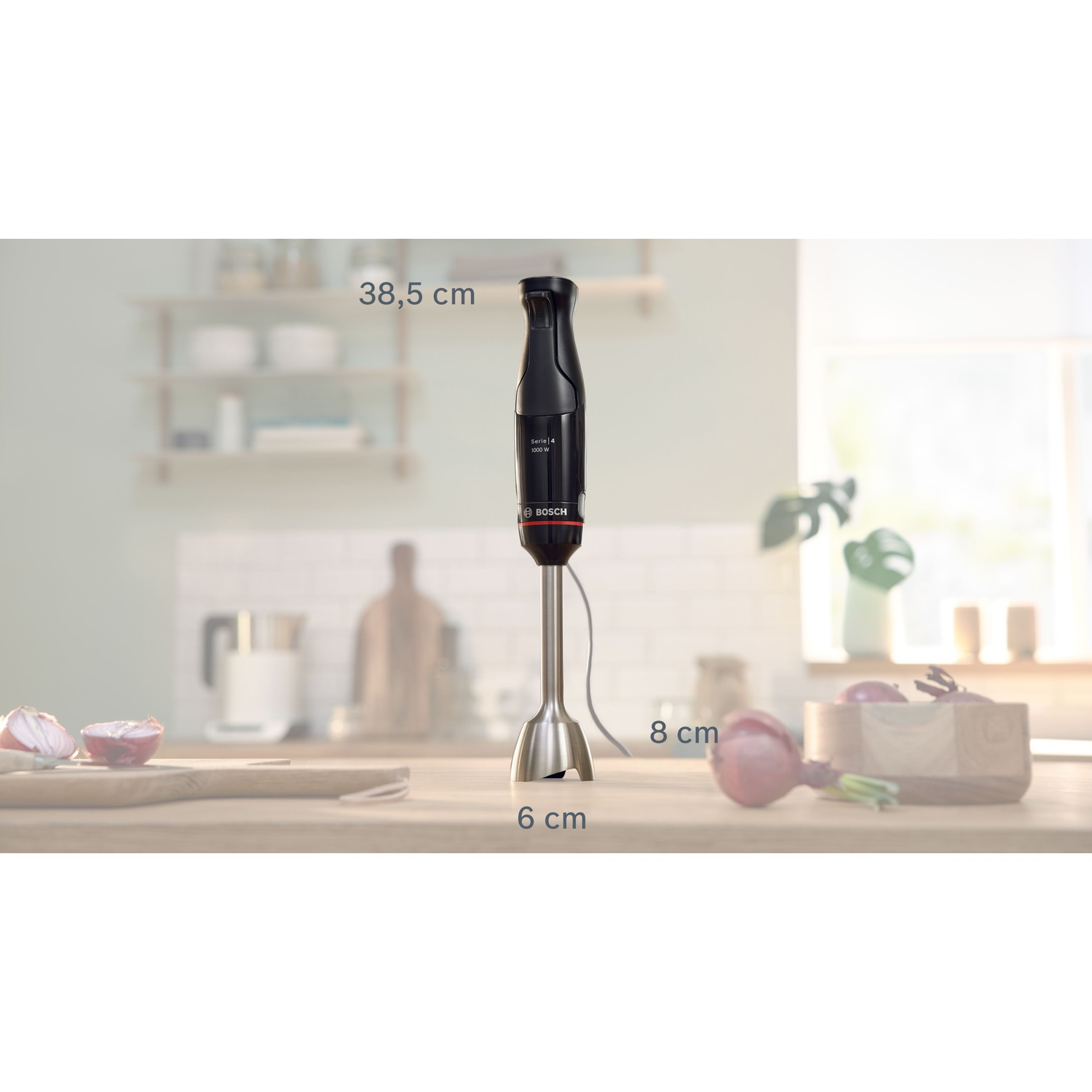 Frullatore a immersione Bosch con misure indicate su un piano di lavoro in cucina.