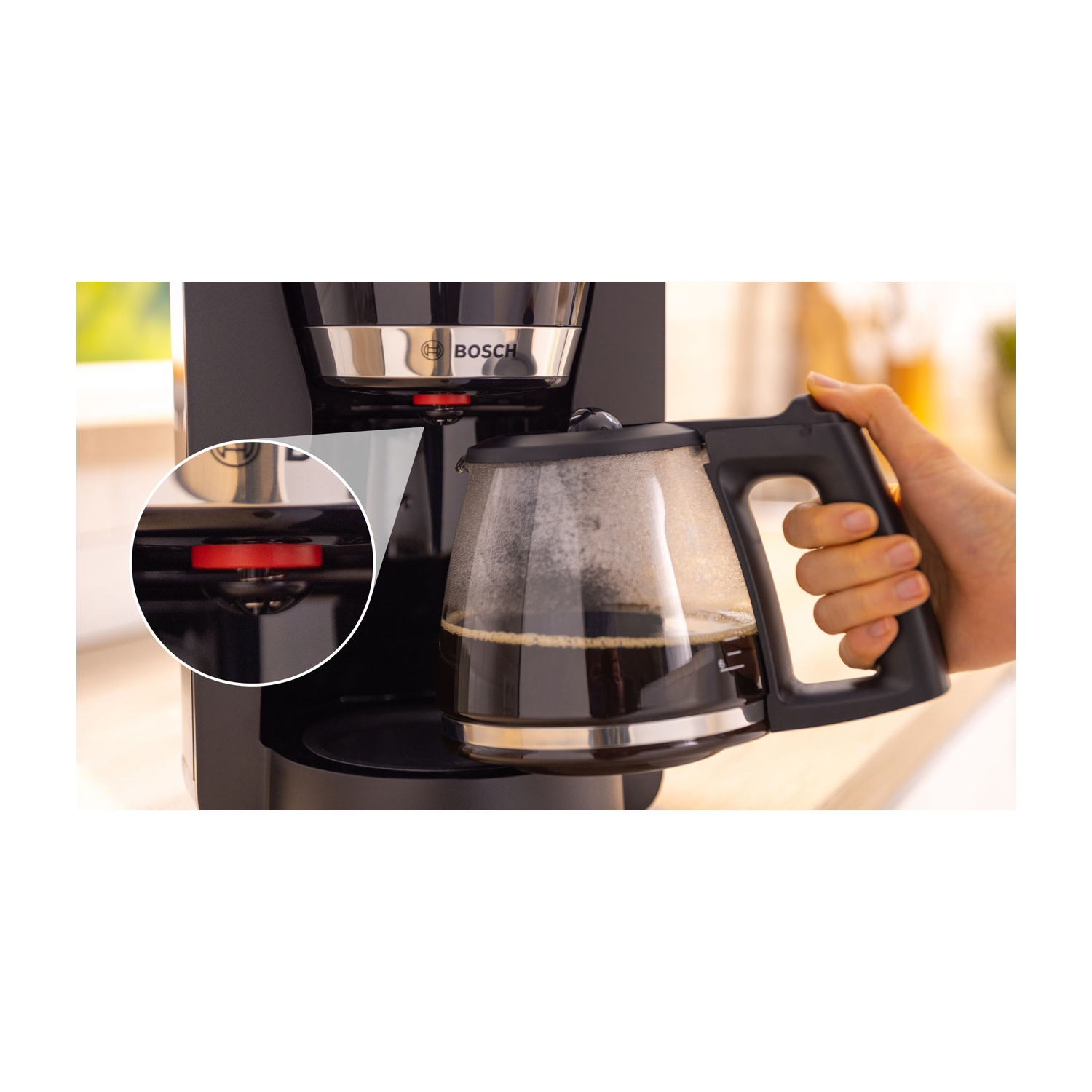 Primo piano di una macchina da caffè Bosch, che mostra il pulsante rosso e la caraffa.