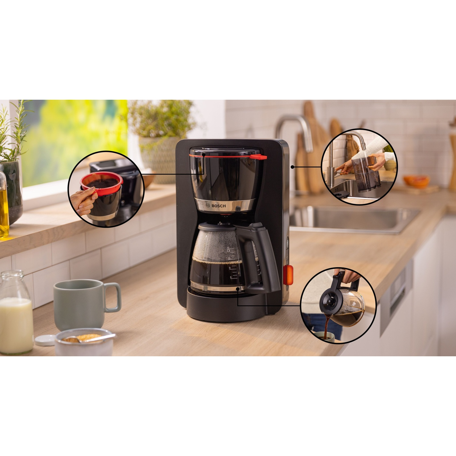 Una macchina per il caffè nera con riprese dettagliate: una mano che versa, un filtro e la caraffa.
