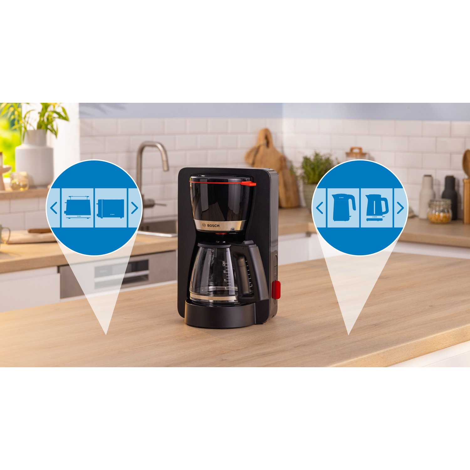 Una caffettiera nera con caratteristiche evidenziate: tostapane, bollitore. Ambiente cucina con bancone in legno.