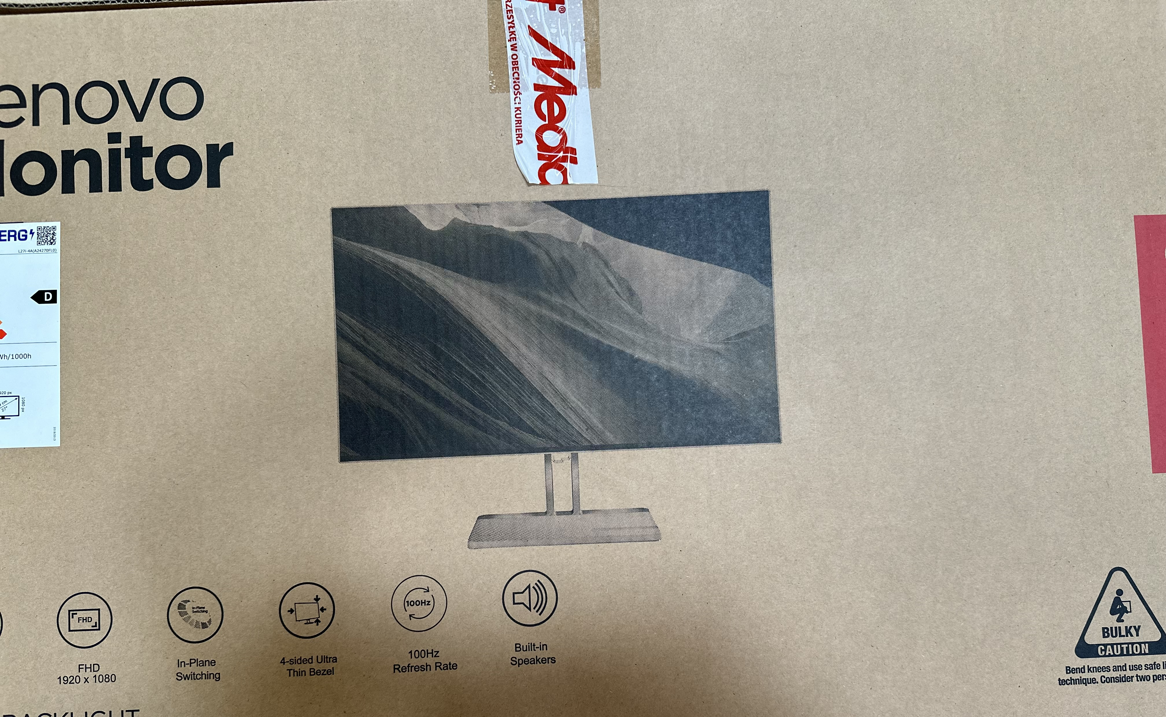 Karton z obrazem monitora Lenovo. Cechy: FHD, cienka ramka i głośniki.