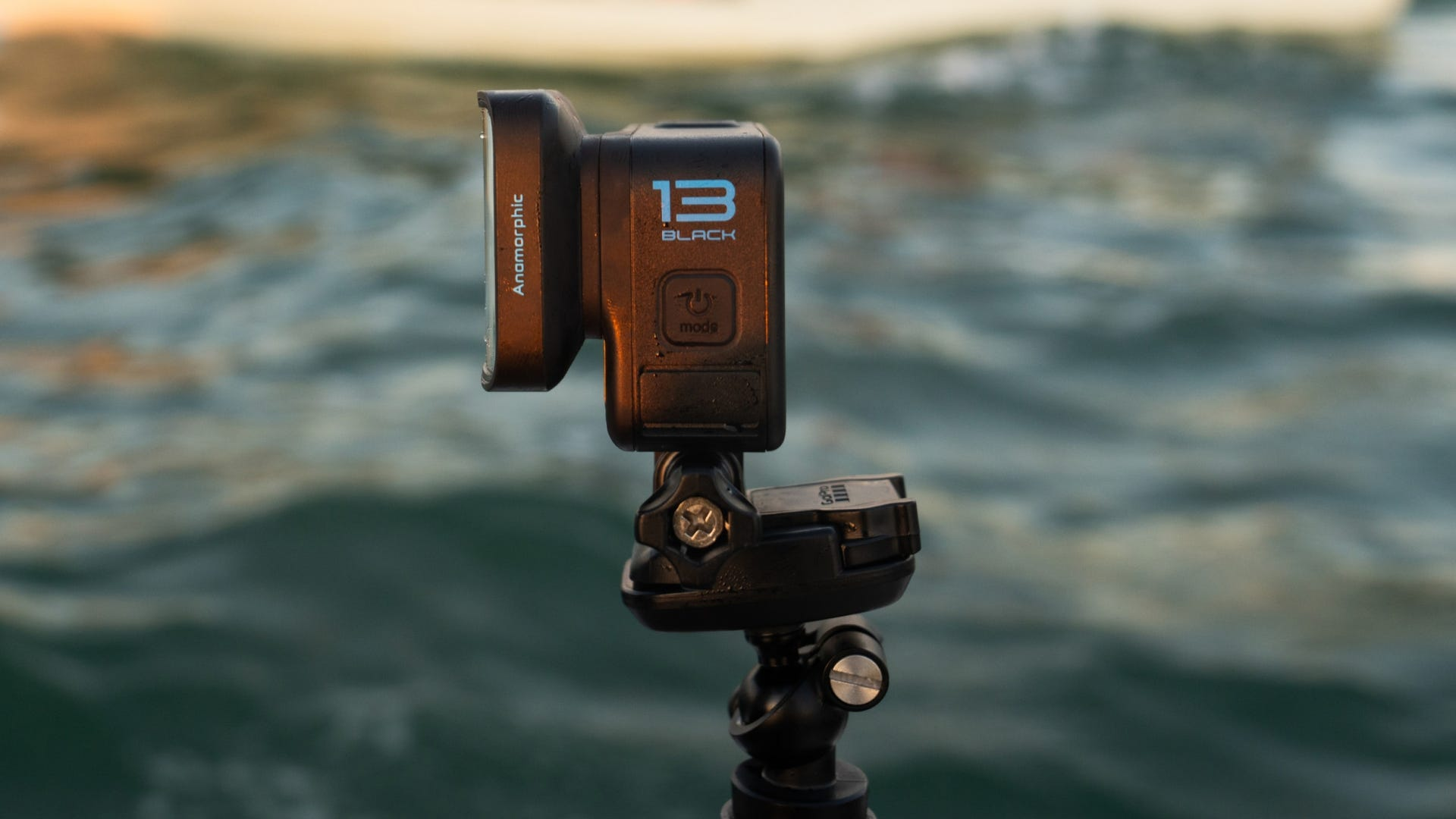 GoPro kamera egy tartóhoz rögzítve. '13 BLACK' és 'Anamorphic' szöveg látható.