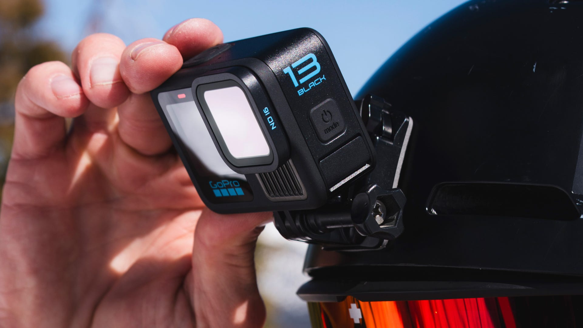 GoPro kamera sisakon. '13 BLACK' és 'ND16' szöveg látható a kamerán.