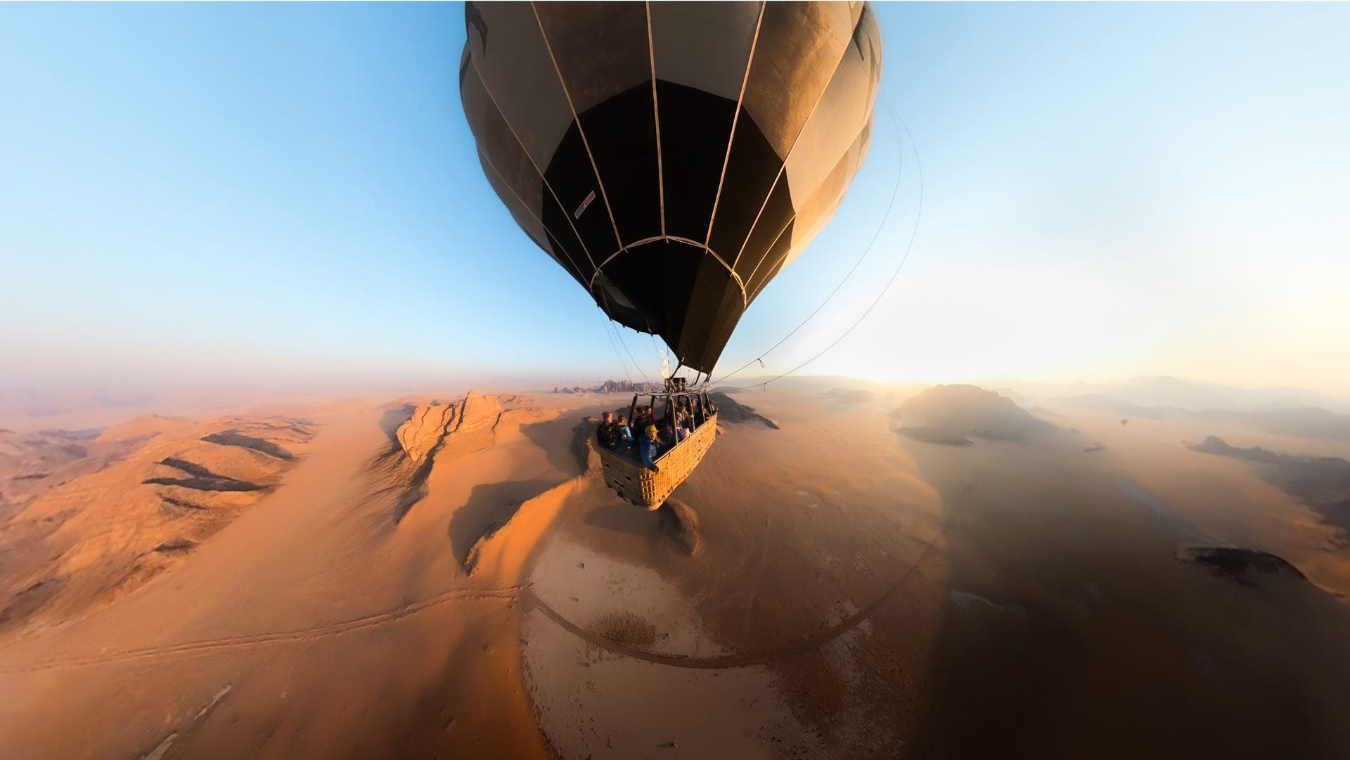 Hőlégballon a sivatagi tájon.