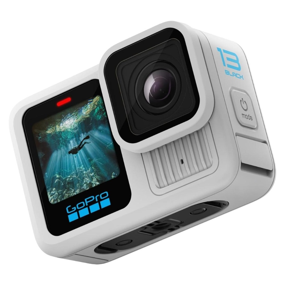 Fehér GoPro kamera búvárral a víz alatt a képernyőn, piros fénnyel és '13 BLACK' szöveggel.