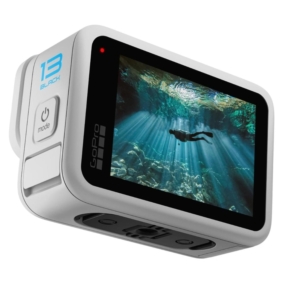 Fehér GoPro búvárral a víz alatt a képernyőn. Piros fénnyel és '13 BLACK' szöveggel.