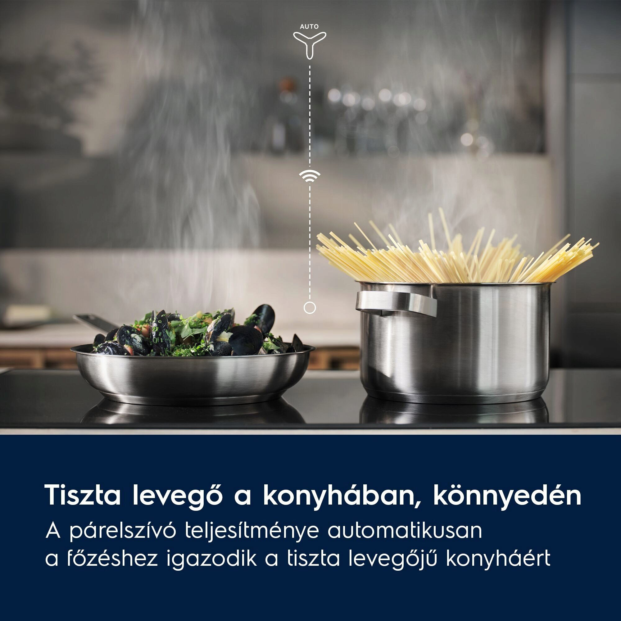 Tészta és kagyló fő a fekete főzőlapon. Gőz emelkedik. Gőzölgő tészta és kagyló egy fazékban.