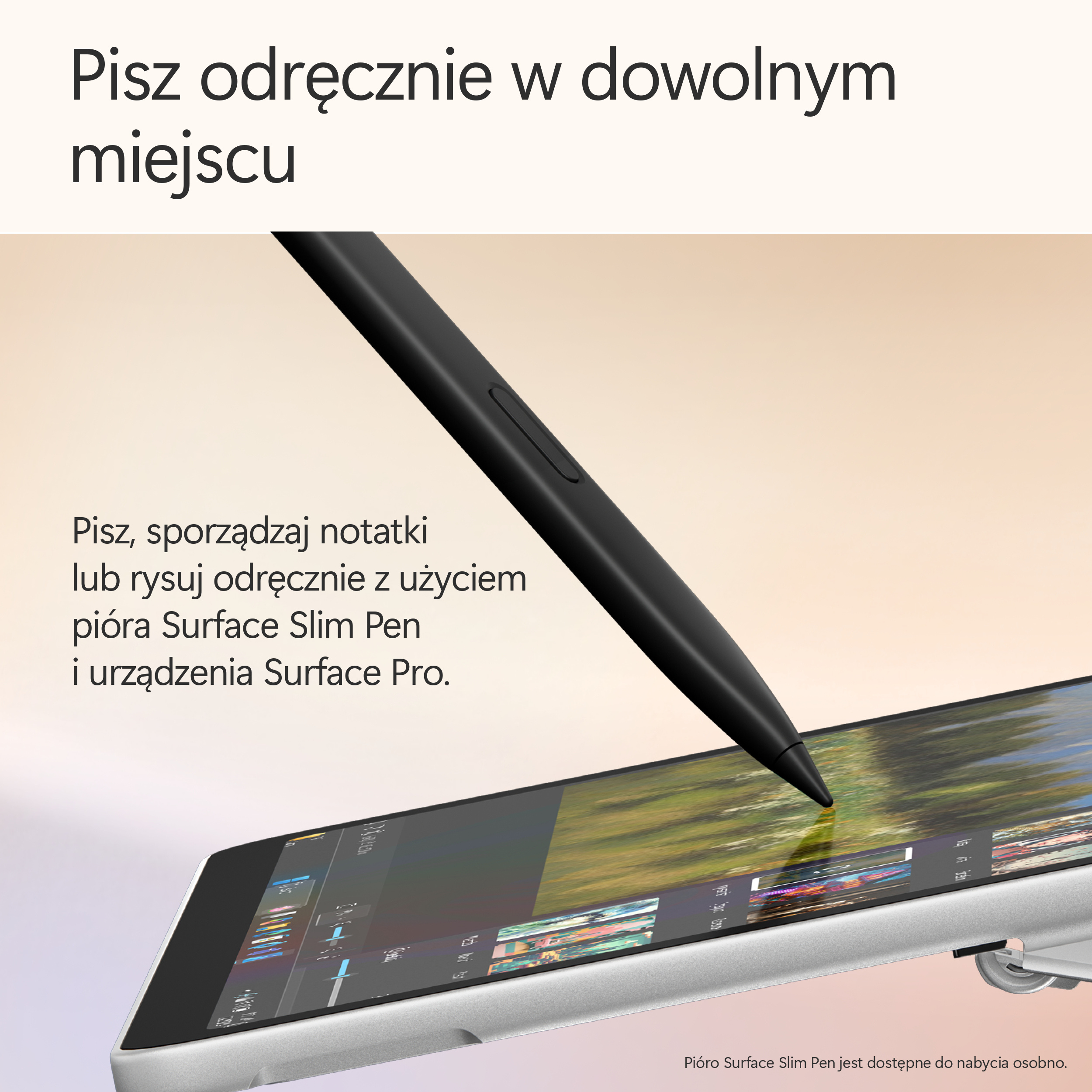 Srebrny laptop z czarną klawiaturą, zamknięty i pod kątem.