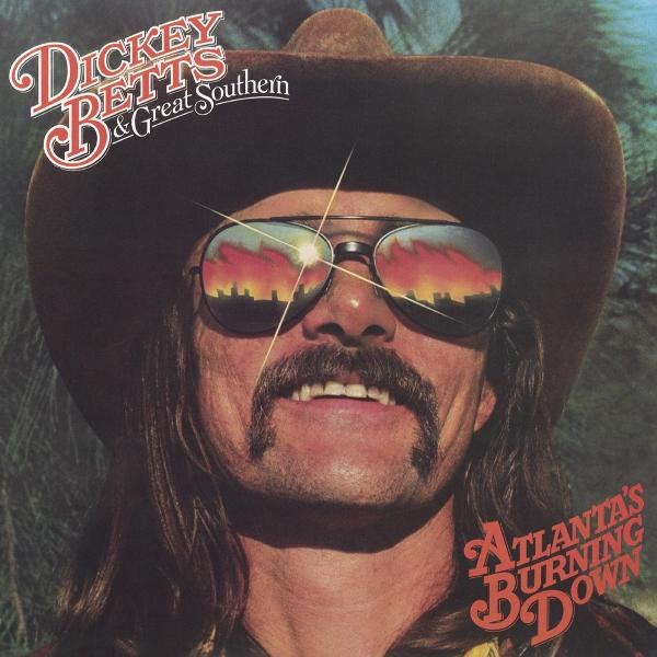 Albumcover: Dickey Betts. Mann mit Schnurrbart, Sonnenbrille, Cowboyhut. Titel 'Atlanta's Burning Down'.