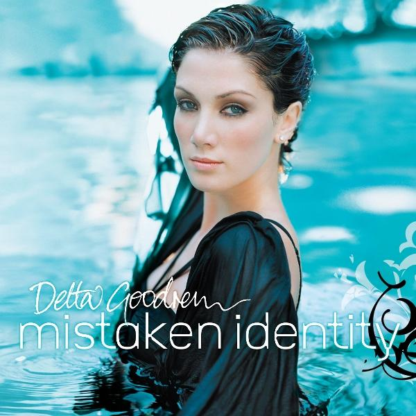 Albumcover: Delta Goodrem. Frau im Wasser, schwarzes Kleid. Titel 'Mistaken Identity'.
