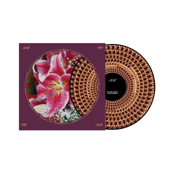 Albumcover mit rosa Blumen, lila Hintergrund und einer Vinyl-Schallplatte mit Muster.