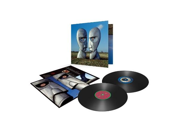 Vinil album borítója két kőfejjel a mezőn, és két fekete vinil hanglemez.