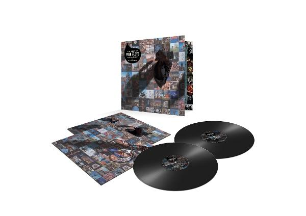 Vinyl lemezek tokokban, albumborítóval és kiegészítő betétekkel fehér felületen.