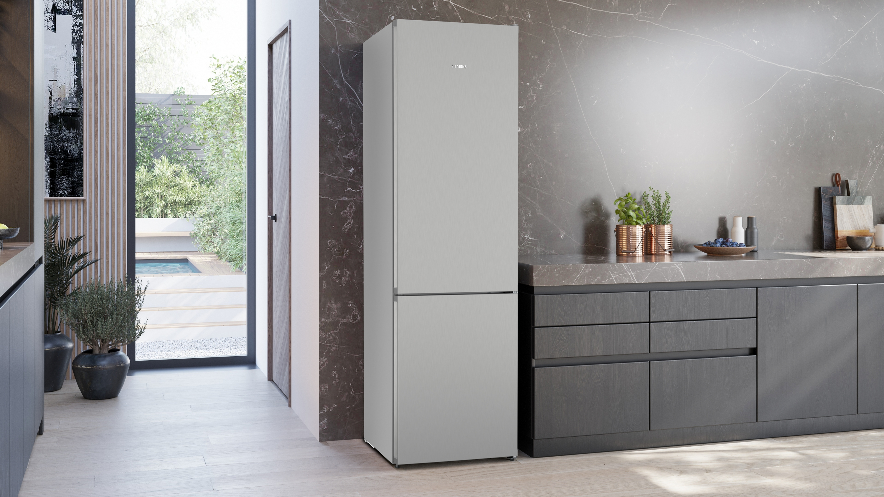 Eine moderne Küche mit einem Kühlschrank, der das Gerät in situ zeigt.