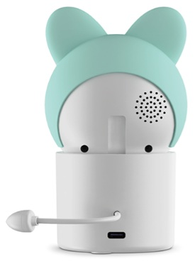 Osoba używająca pilota do sterowania telewizorem, z wyświetloną kontrolą głosową.