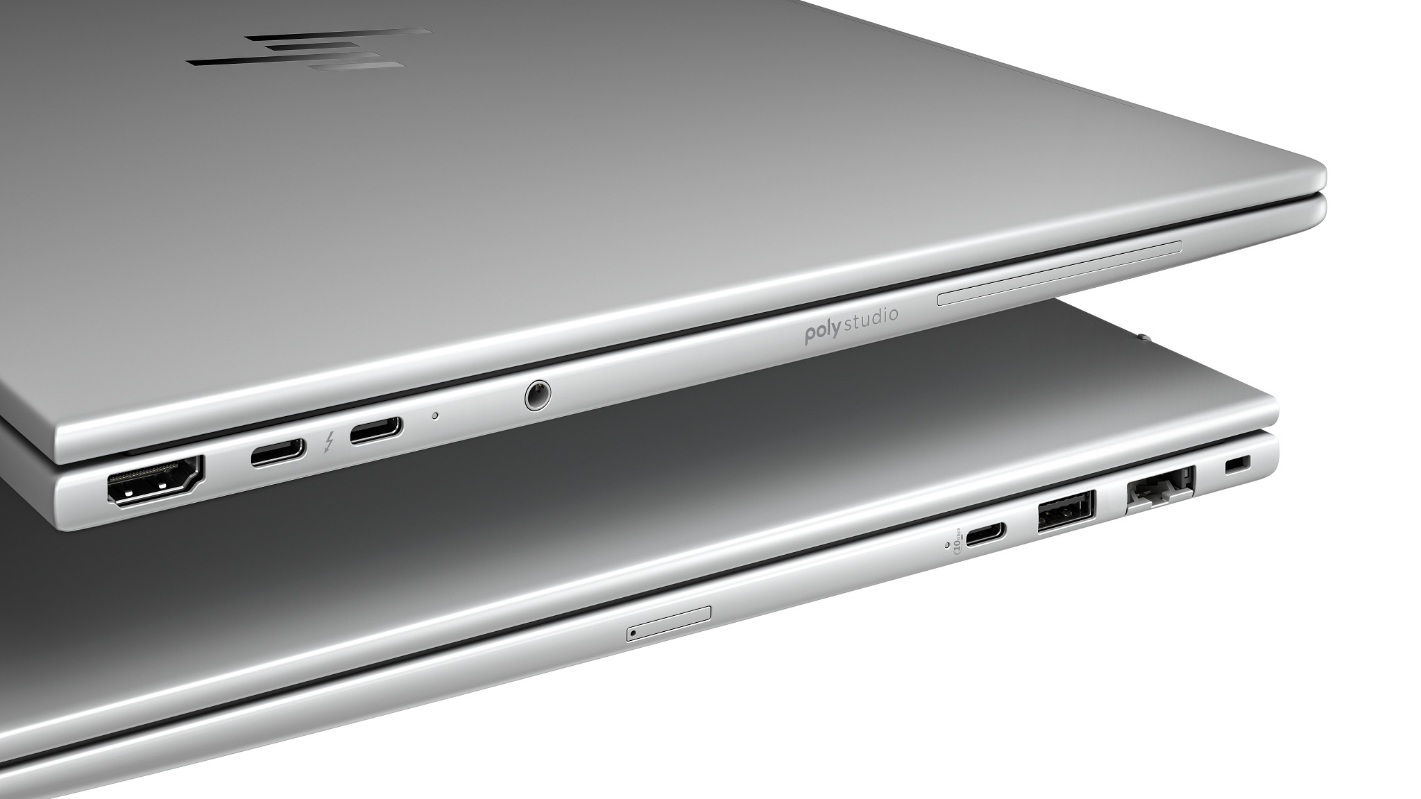 Zwei silberne Laptops, einer über dem anderen, zeigen Anschlüsse.