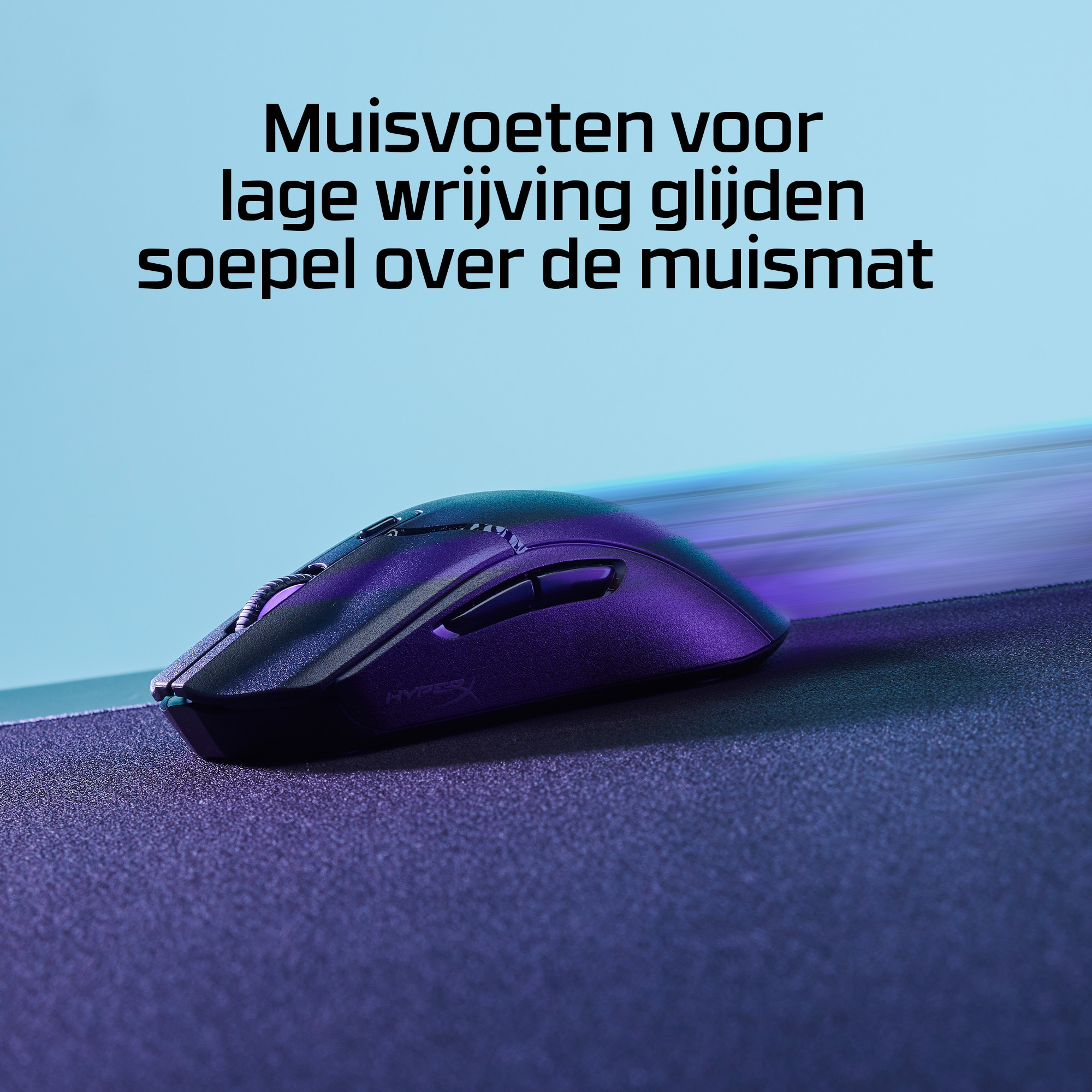 A black and purple computer mouse on a mousepad. Text in Dutch reads: Mouse feet for low friction glide smoothly over the mousepad.