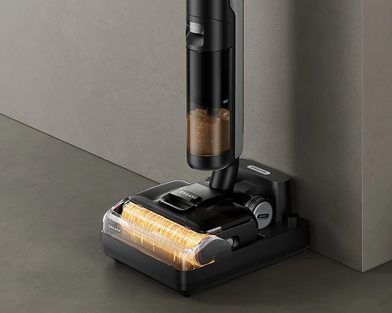 Czarno-srebrny odkurzacz. Przezroczysta głowica pokazuje szczotki czyszczące.