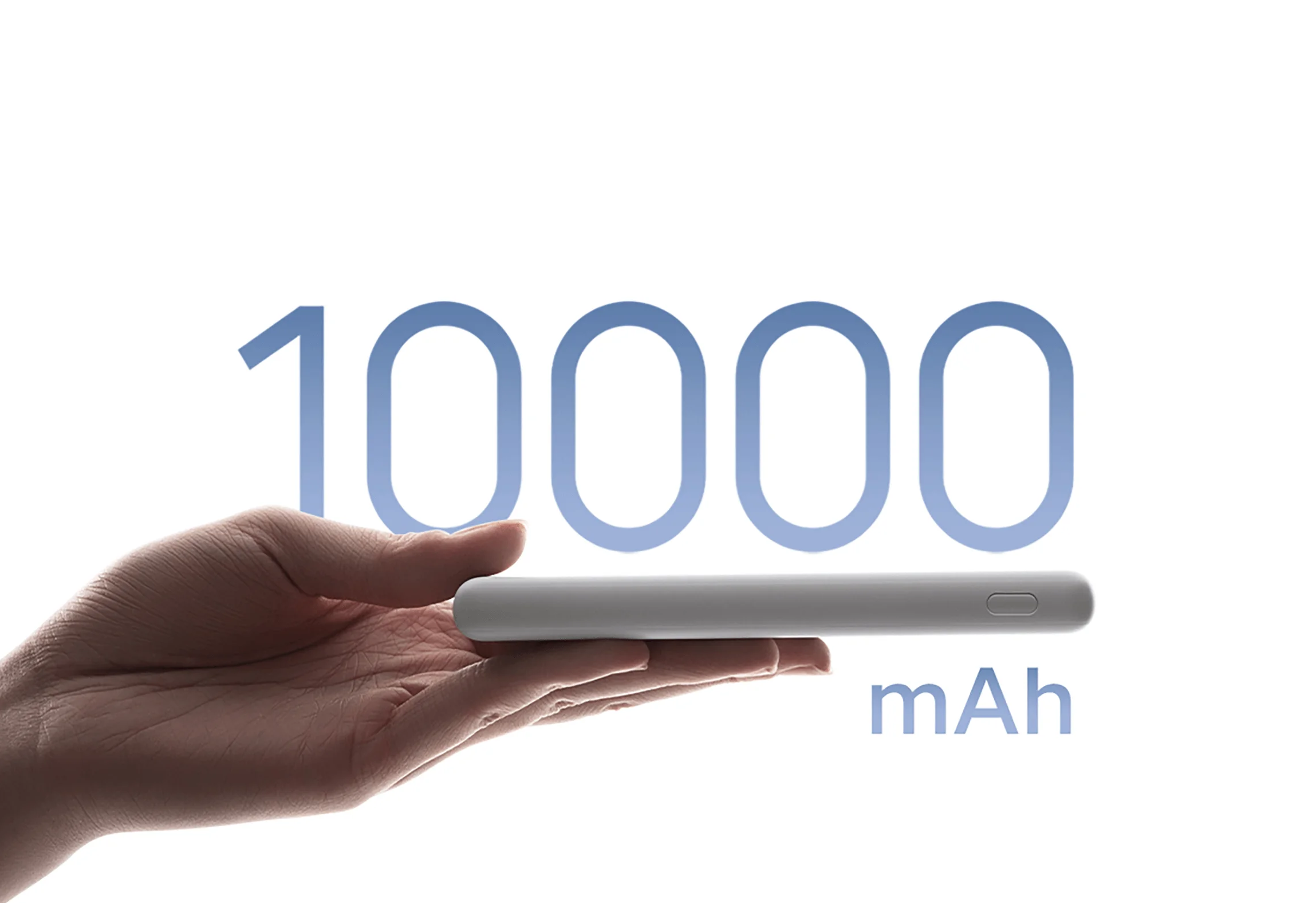 Dłoń trzymająca biały power bank z napisem '10000 mAh'.