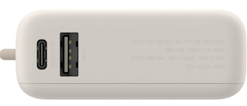 Kremowy power bank z portami USB i USB-C oraz szczegółami wyjścia. Urządzenie na białym tle.