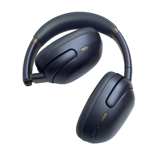 Ciemnoniebieskie słuchawki JBL, złożone, ze złotymi akcentami, na czarnym tle.