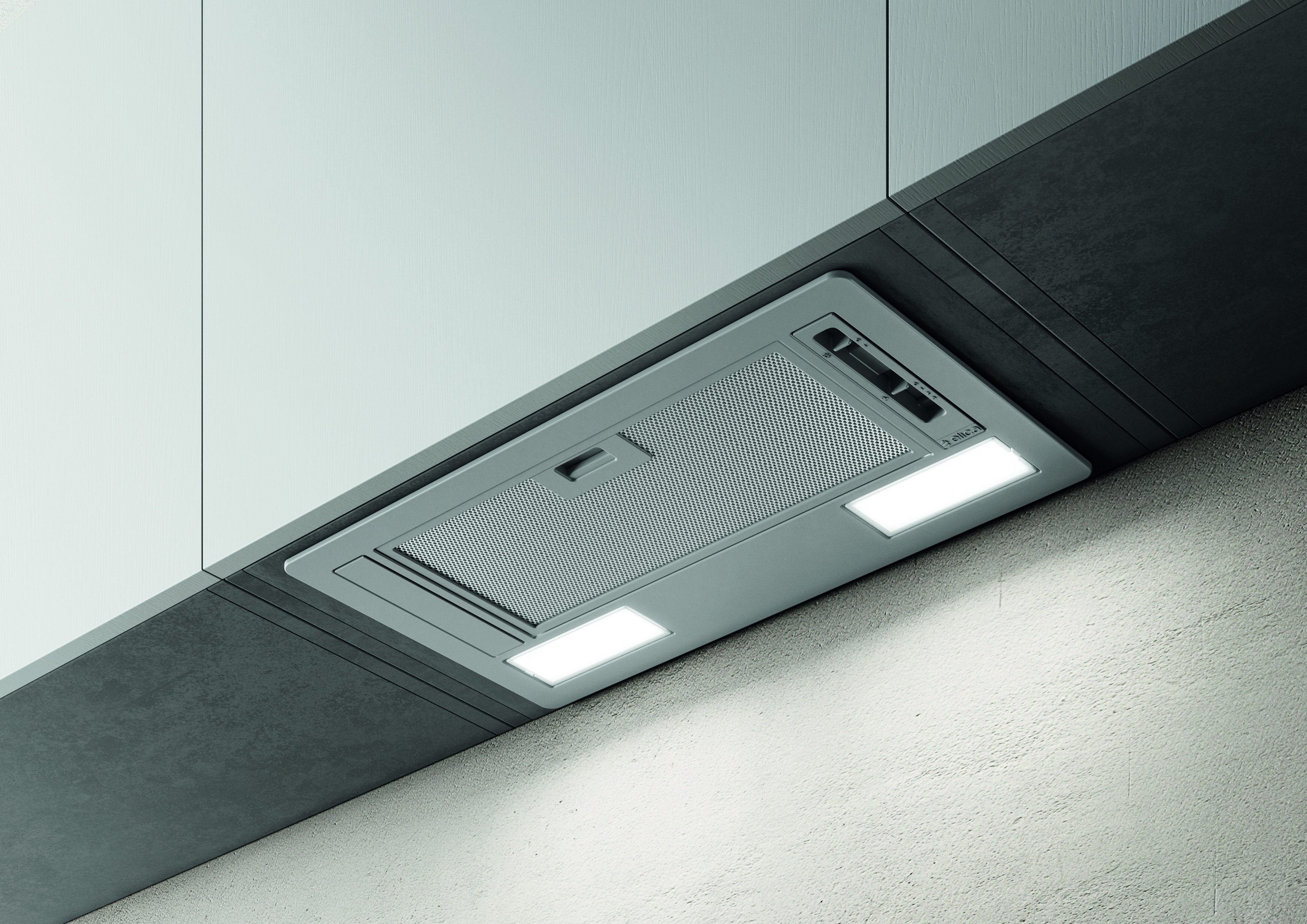 Zbliżenie szarego okapu zamontowanego pod białymi szafkami z dwoma światłami.