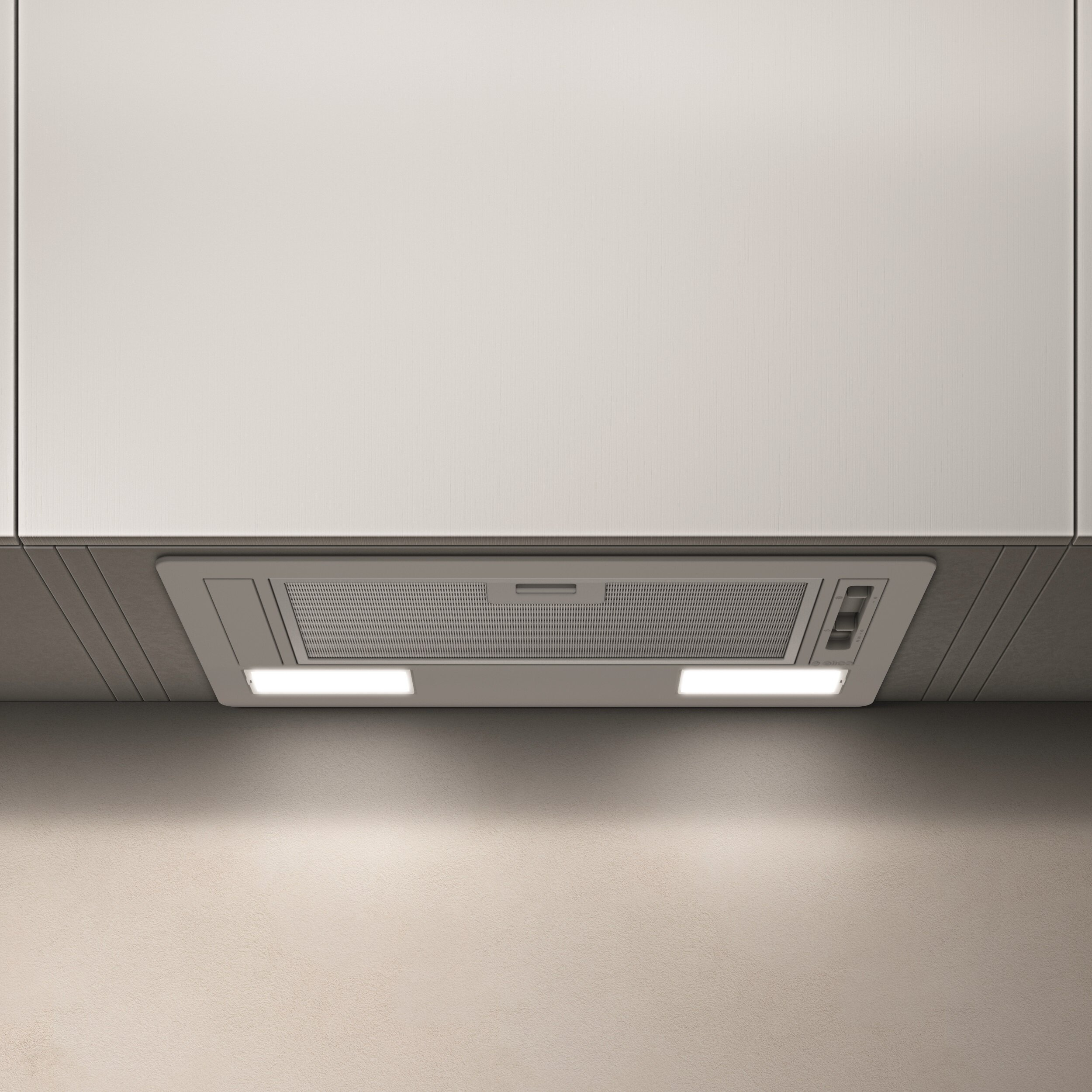 Srebrny okap. Ma dwa światła i perforowany panel. Kaptur jest pochylony.