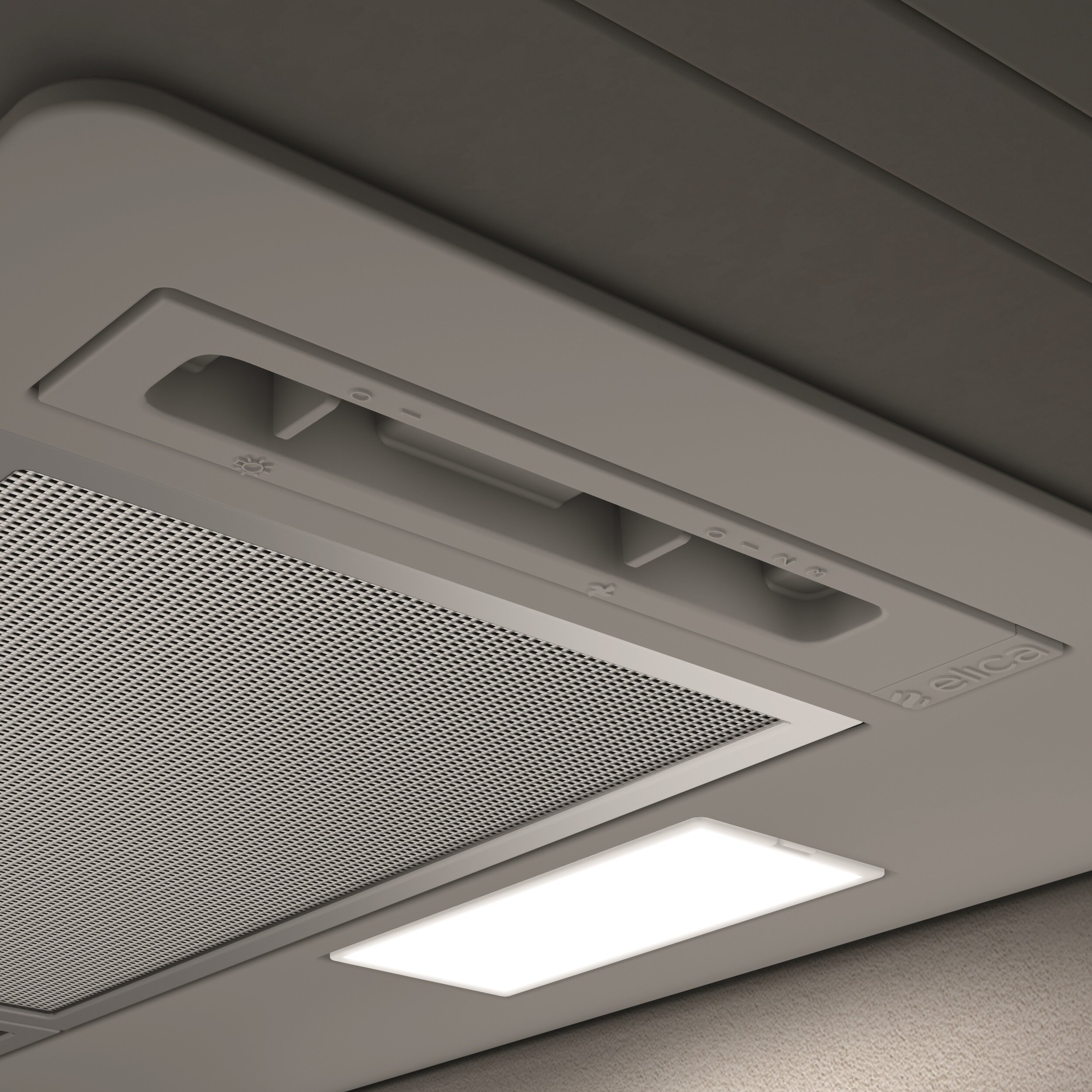 Zbliżenie srebrnego panelu sterowania okapu kuchennego. Ma cyfry i logo.