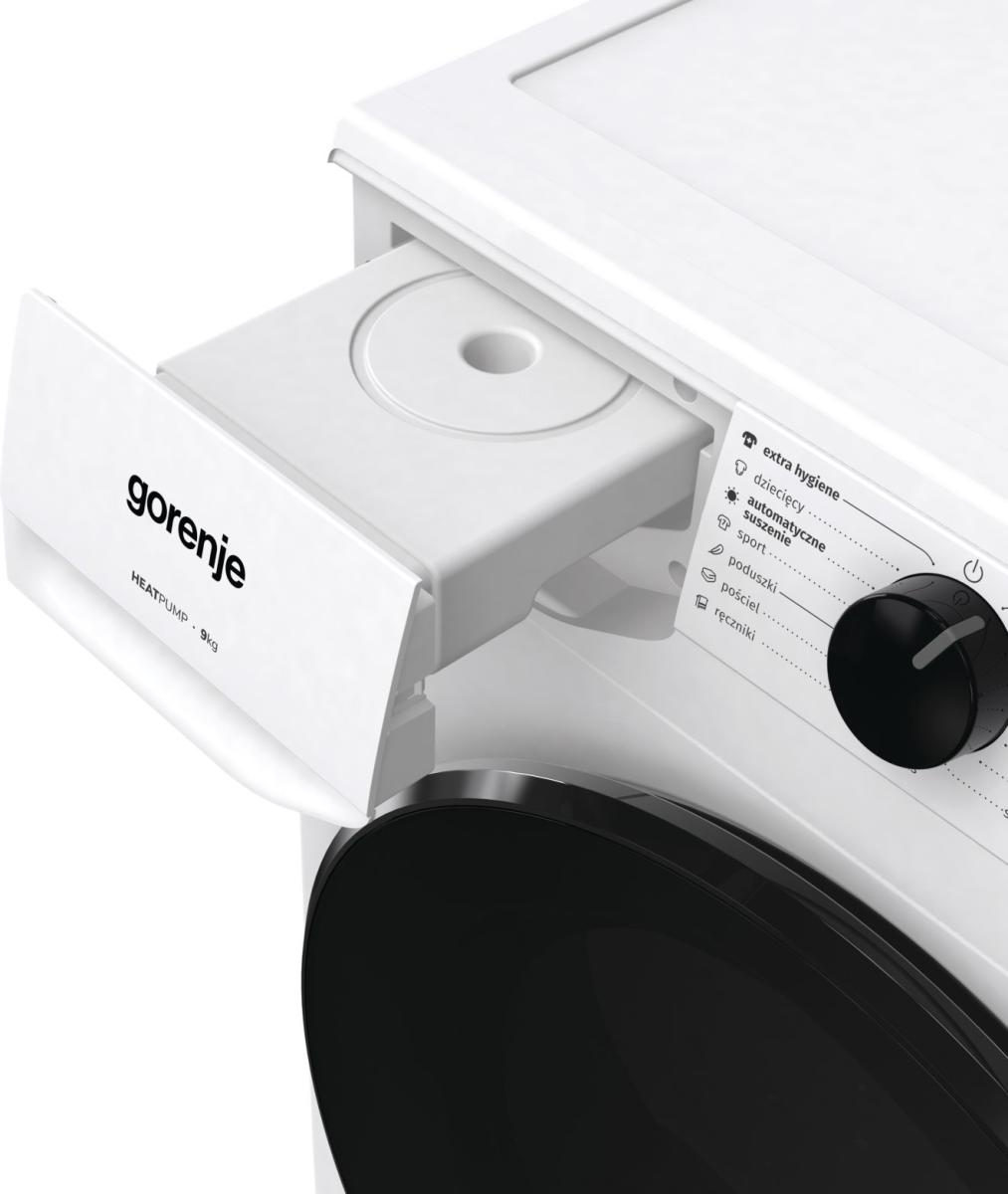 Biała pralka z otwartą szufladą na detergent. Czarne drzwi, logo Gorenje po lewej.