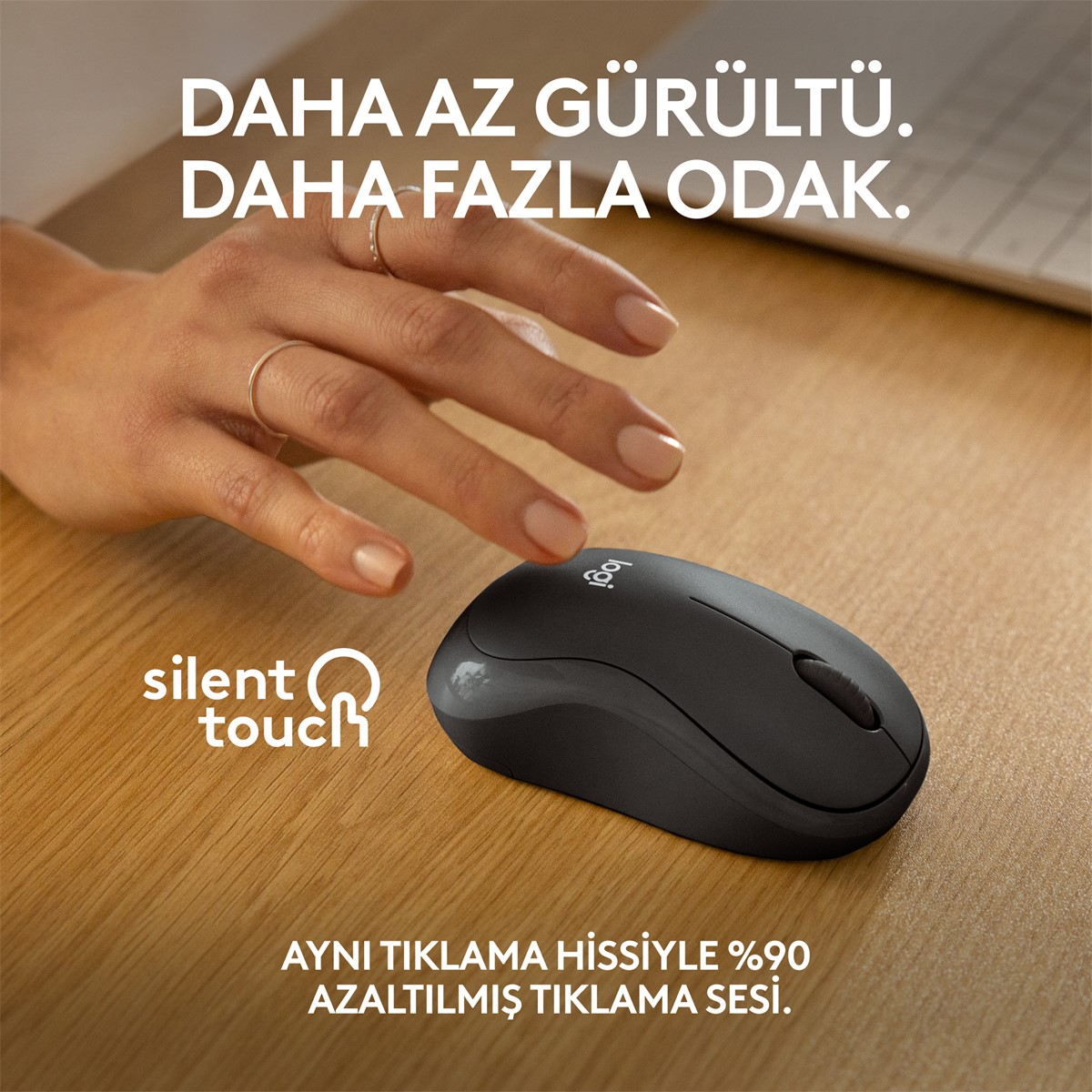 Ormanlık bir ortamda bir adama tüfek doğrultan adam.
