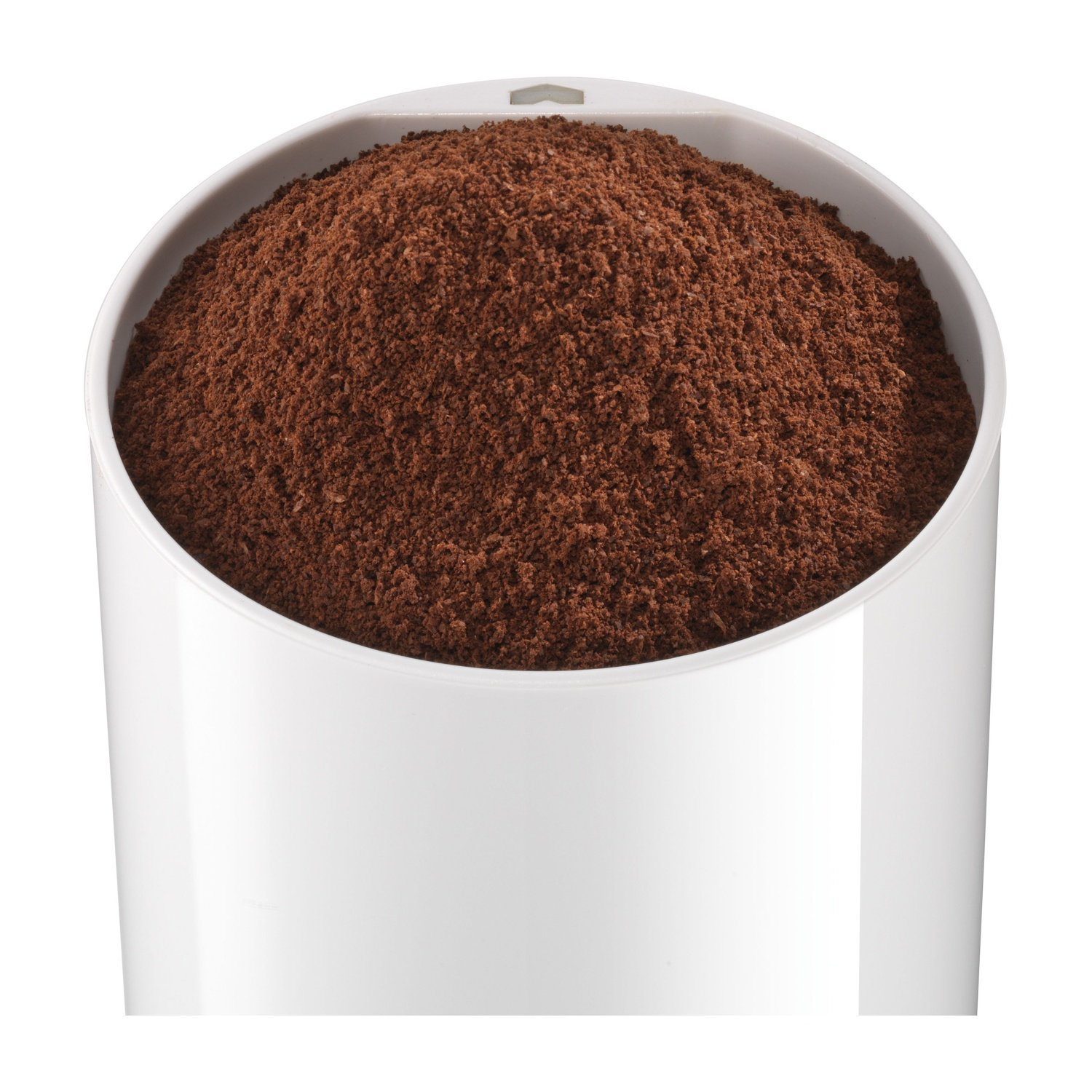 Un contenitore bianco pieno di fondi di caffè marroni, visto dall'alto.