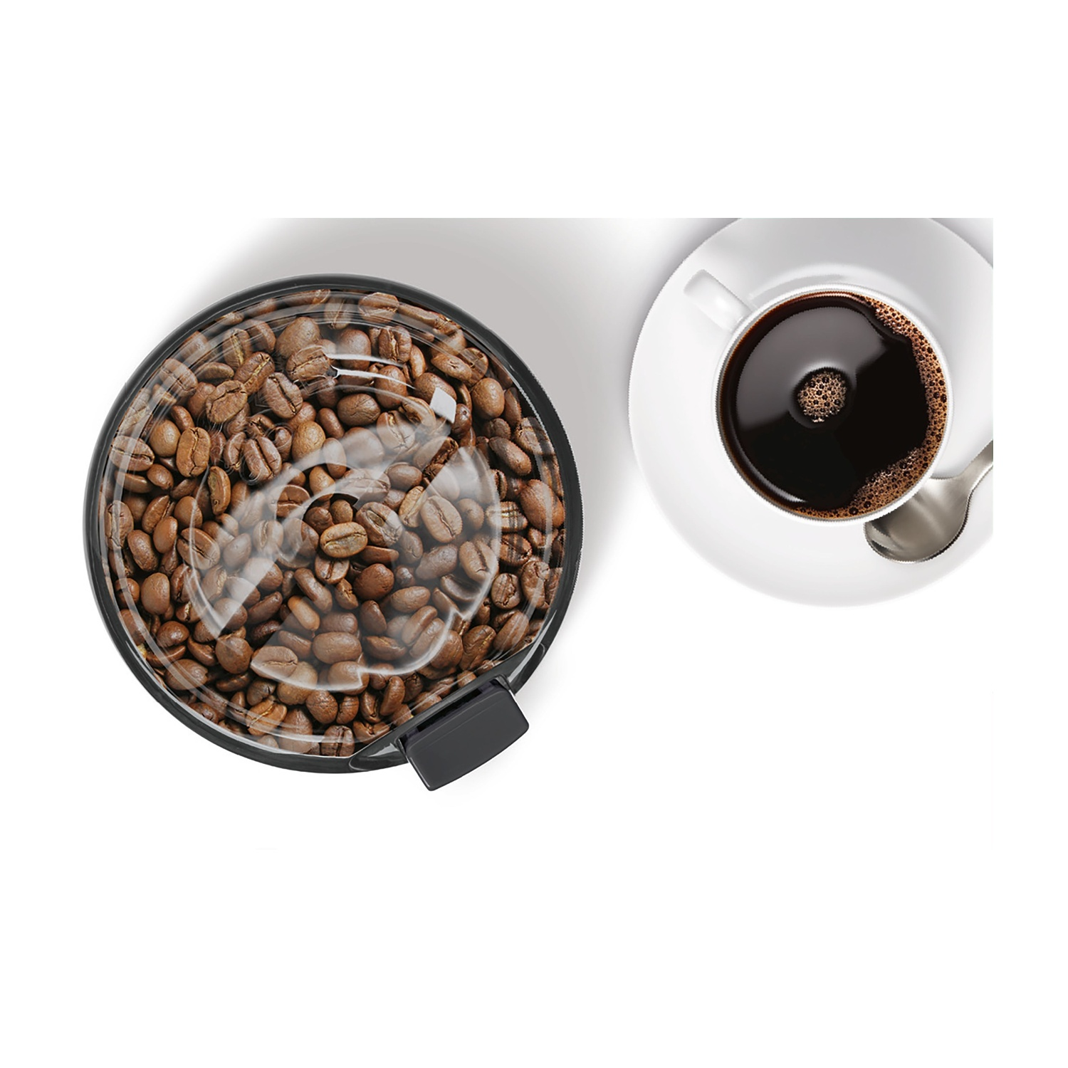 Macinacaffè con chicchi, tazza di caffè e caffè. Macinacaffè nero, sfondo bianco.