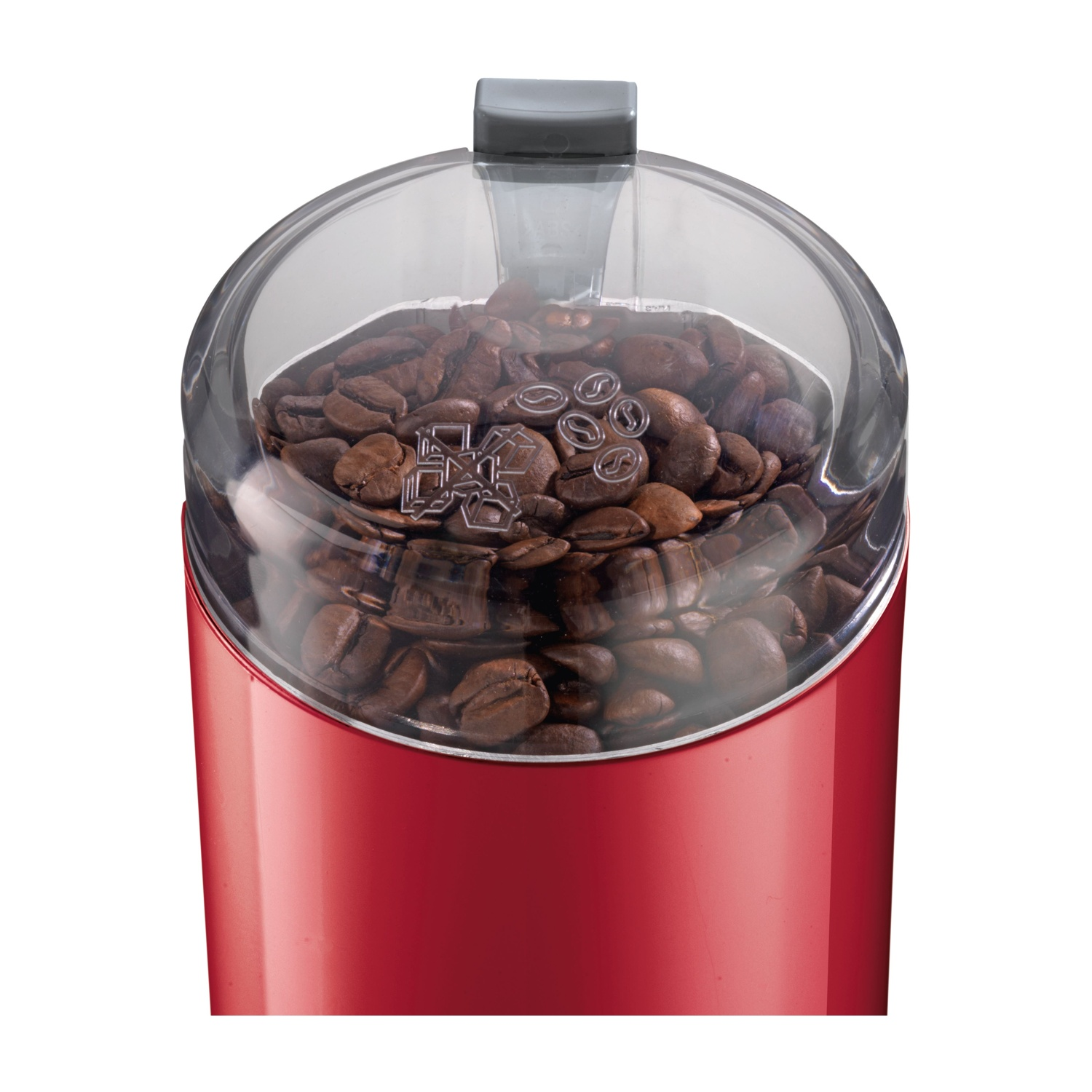Un macinacaffè, rosso, pieno di chicchi di caffè.