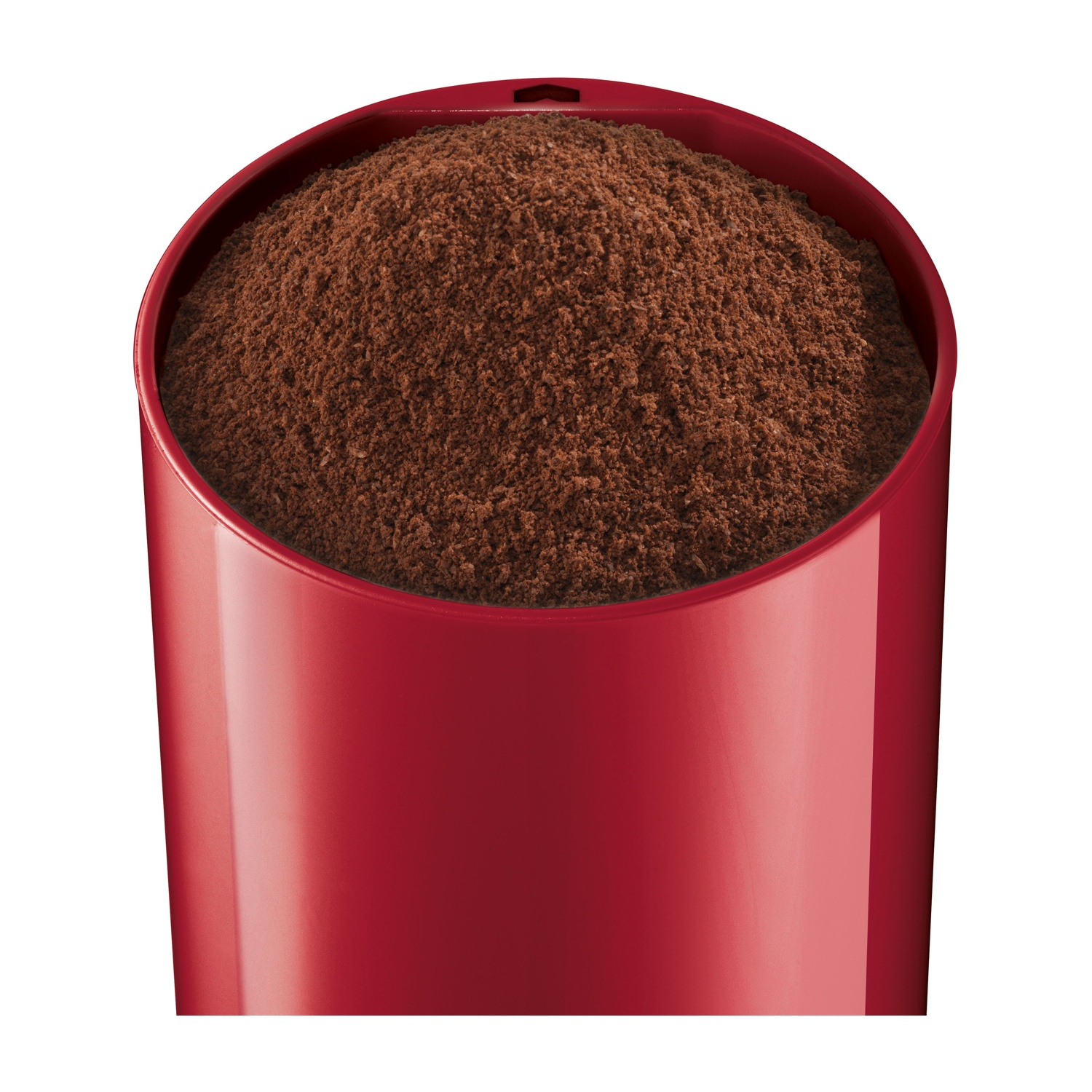 Un contenitore rosso pieno di caffè macinato, in primo piano, isolato su sfondo bianco.