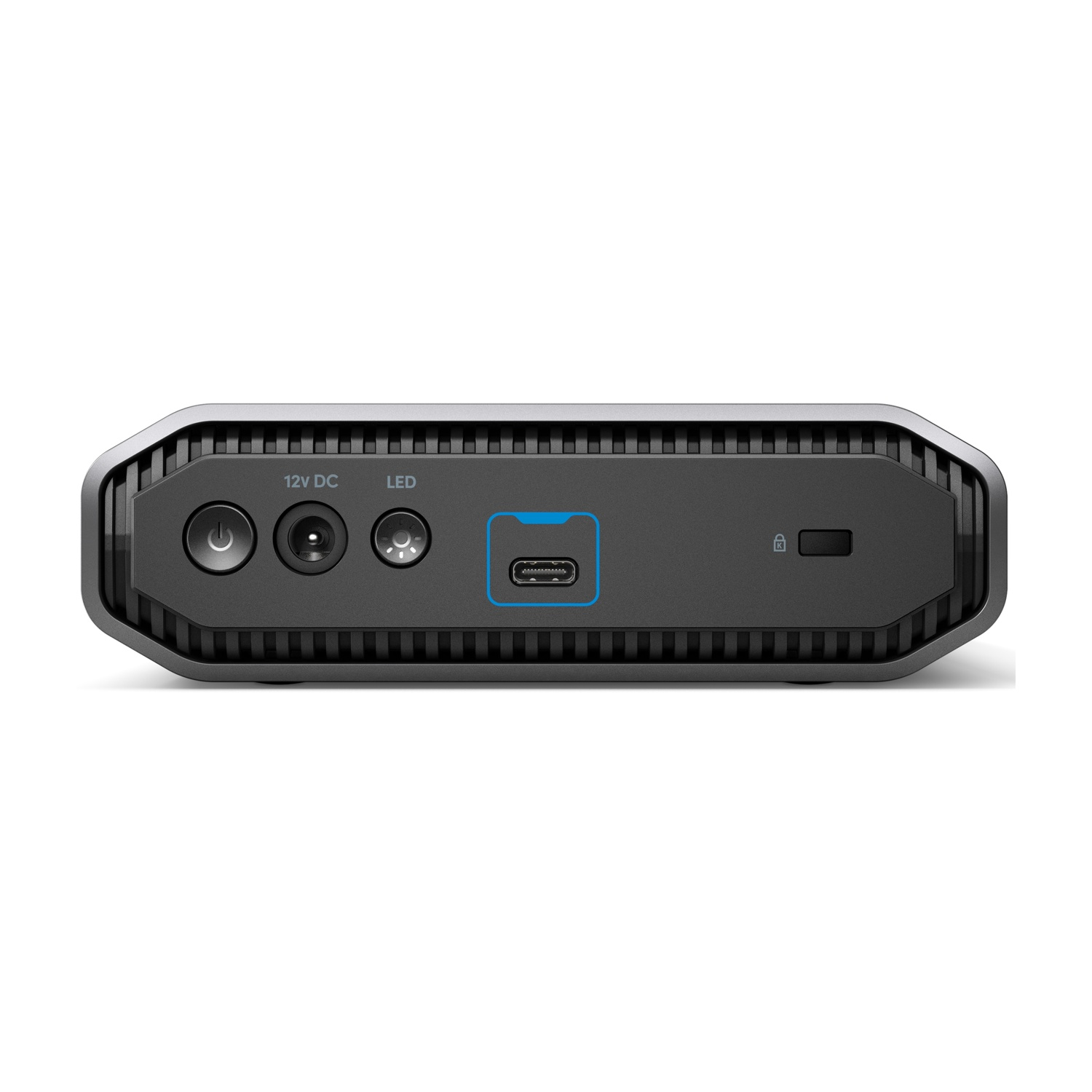 Primo piano di un disco rigido portatile nero. Ha un pulsante di accensione, una porta USB-C e luci LED.