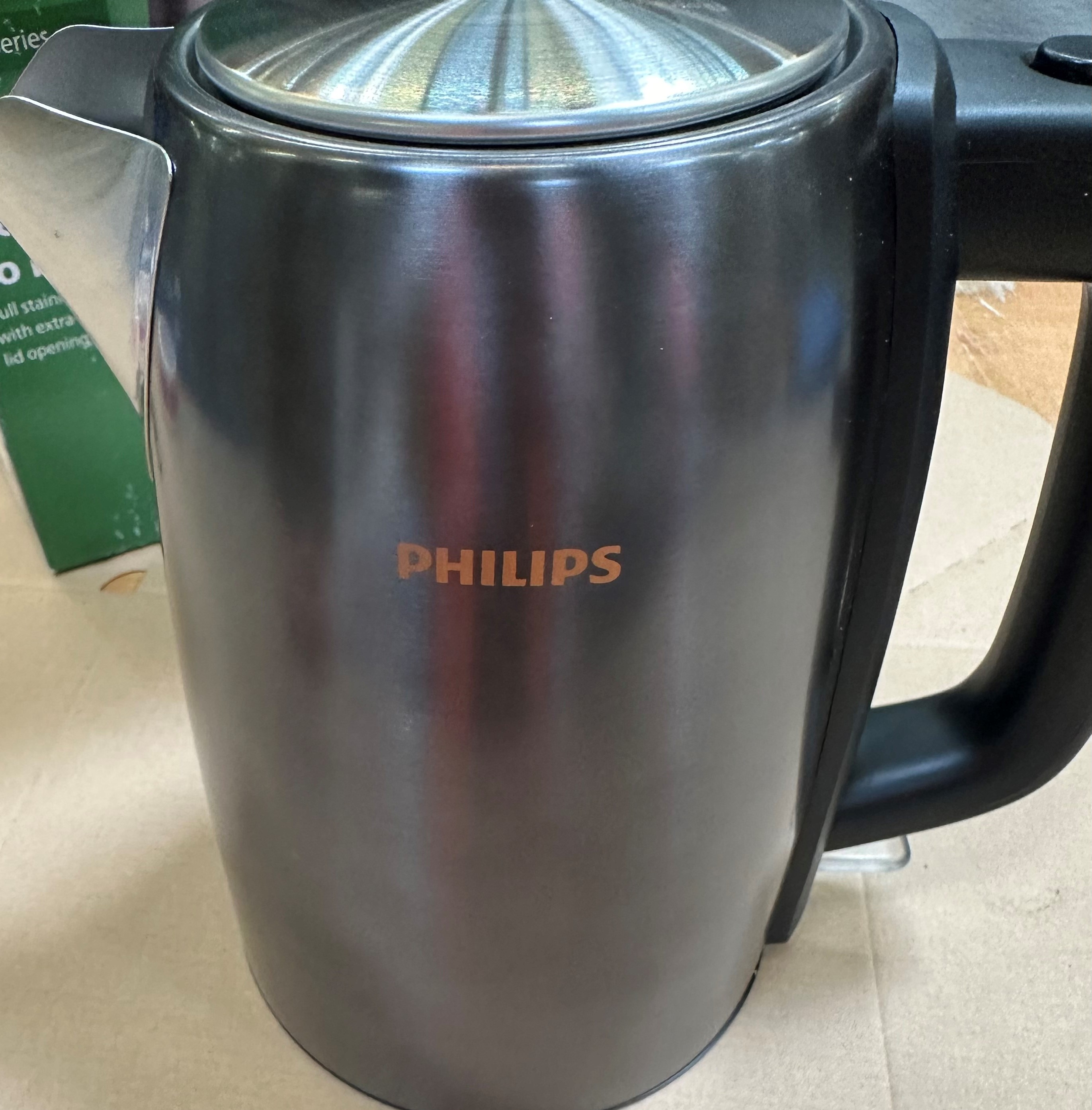 Srebrno-czarny czajnik Philips. Widoczne słowo 'PHILIPS'.