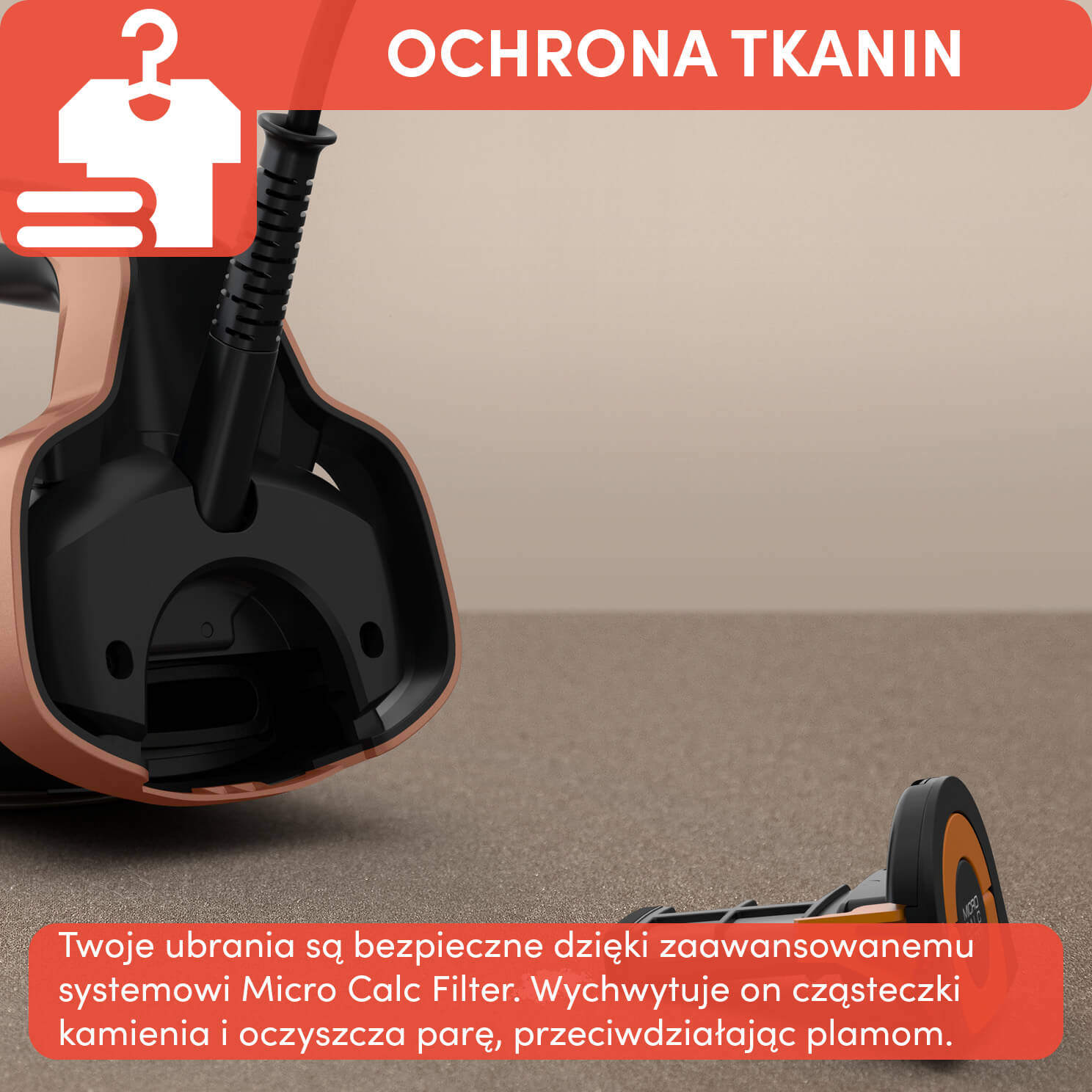 Szczegół żelazka, pokazujący spód. Żelazko jest czarne i różowo-złote. Widoczny filtr Micro Calc.