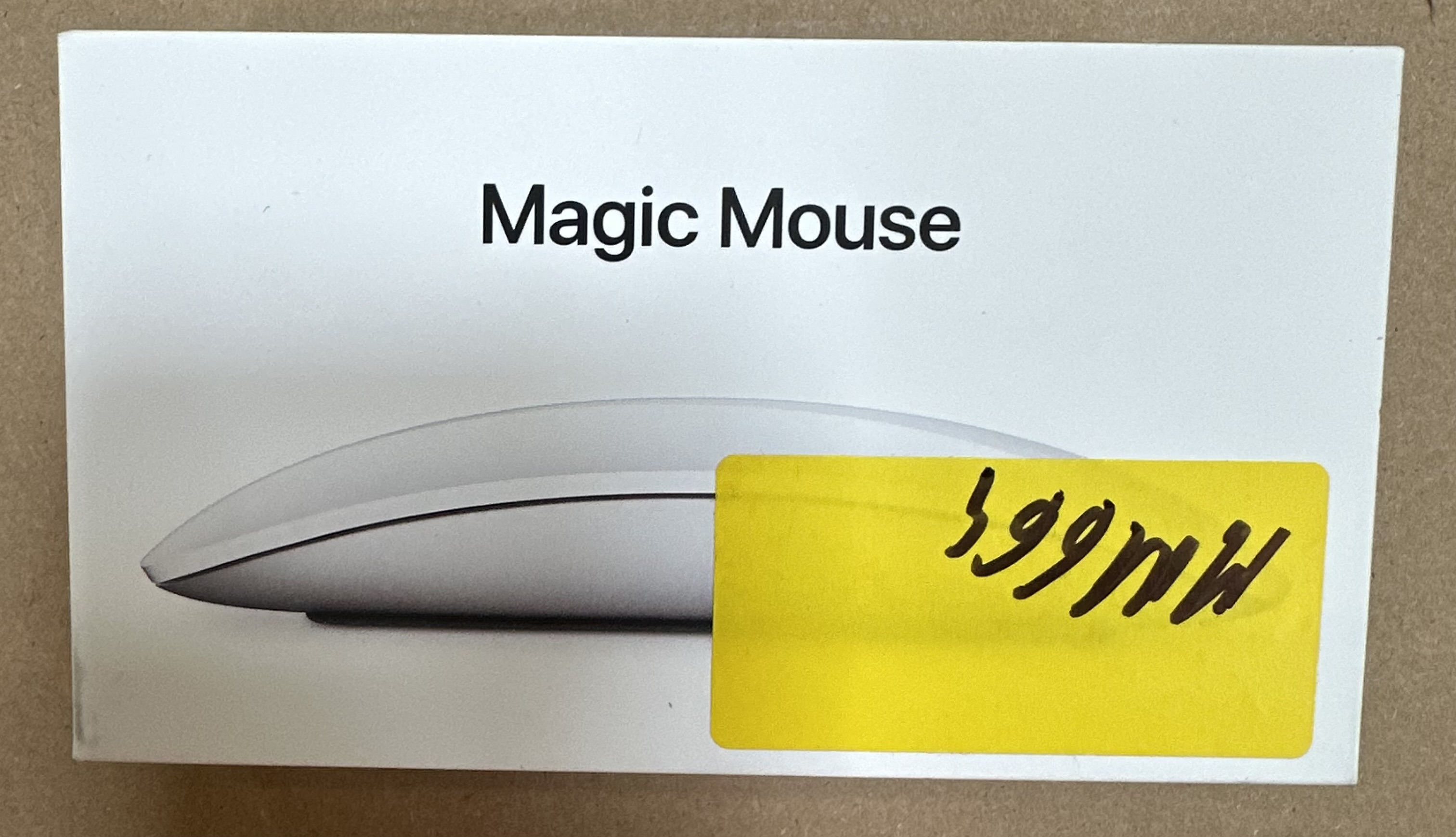 Pudełko Apple Magic Mouse, biały design z żółtą naklejką z ceną: 399,00.