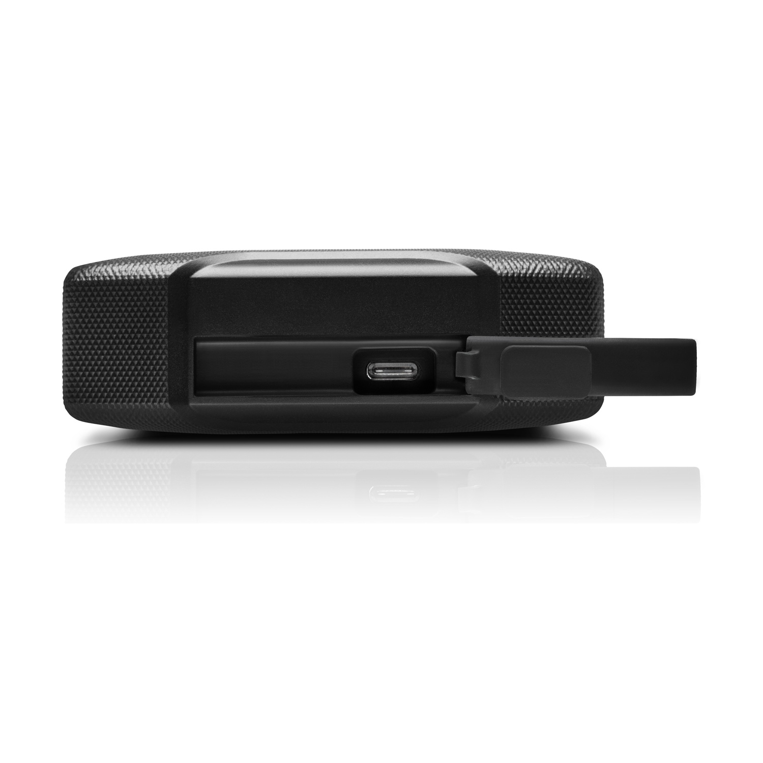 Hard disk esterno nero, porta USB-C con copertura in gomma. Sfondo bianco pulito.