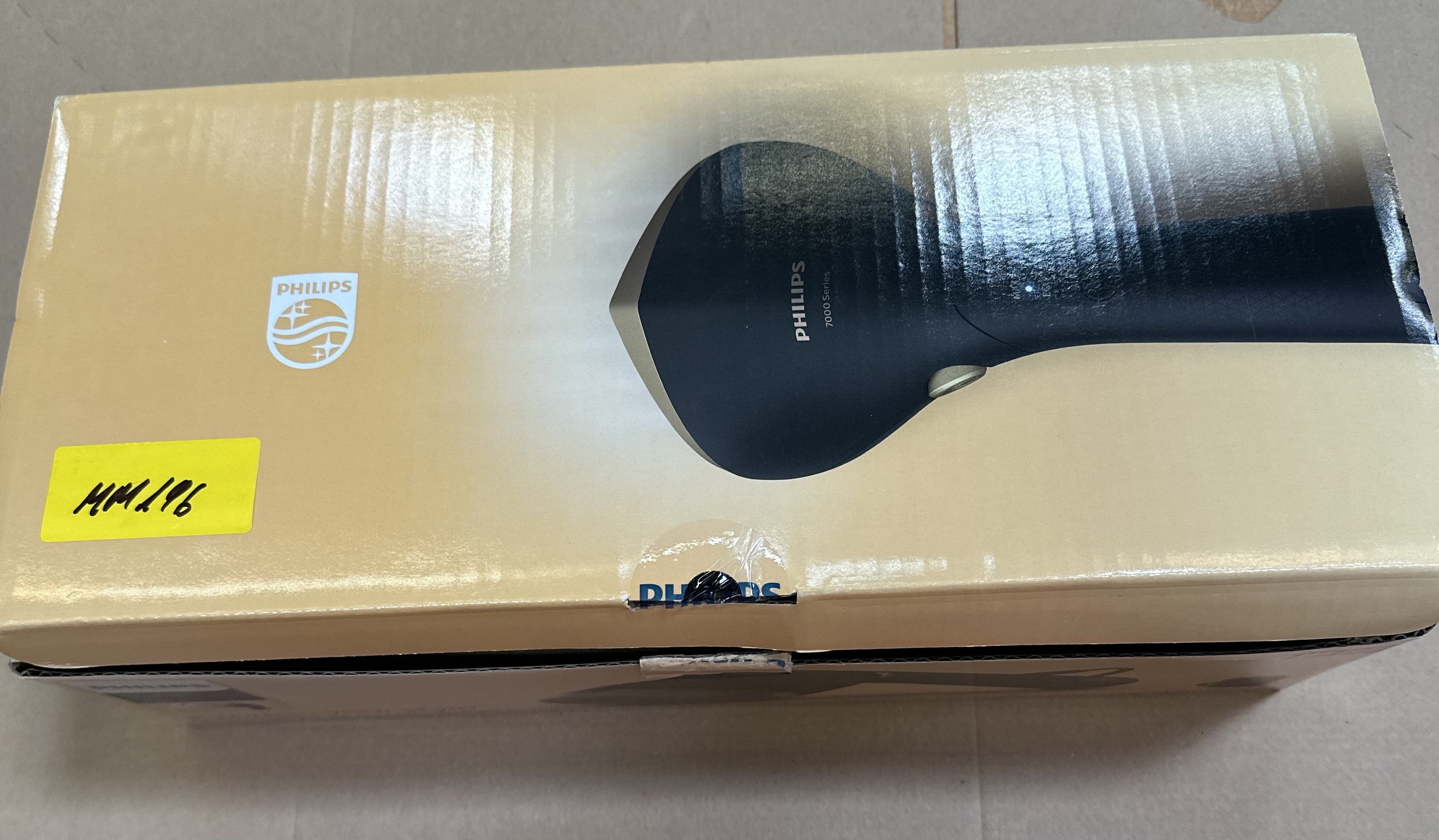 Parownica Philips serii 7000, czarna, z widocznym przewodem zasilającym, na pudełku.