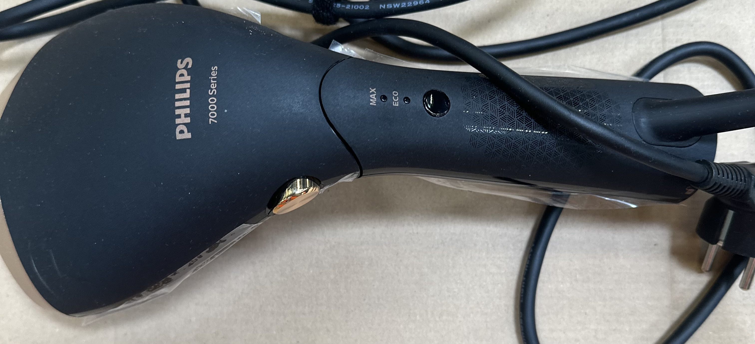 Czarna parownica Philips serii 7000 z przyciskami i przewodem zasilającym. Produkt jest nowy.