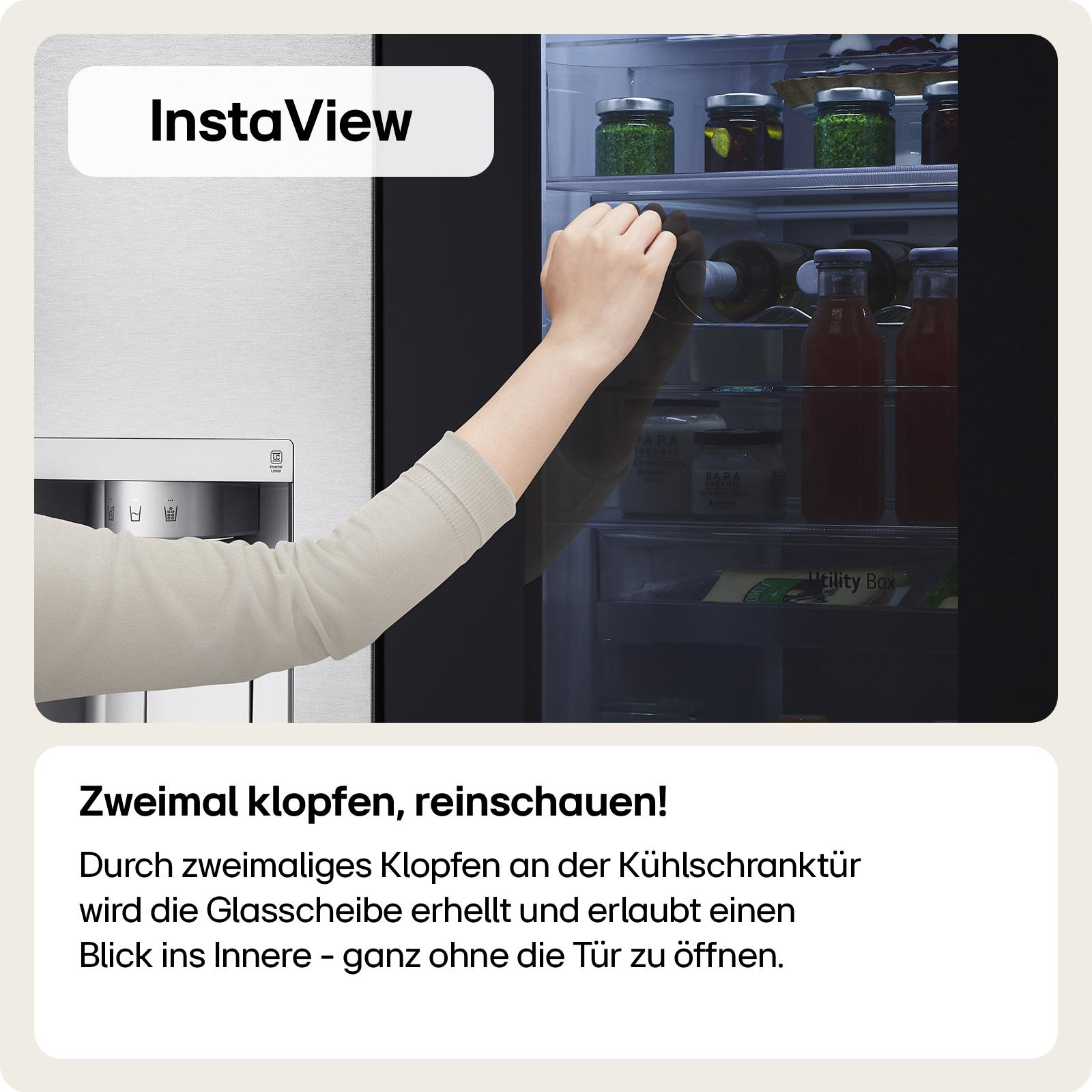 Eine Person öffnet einen Kühlschrank mit Glastür. Im Inneren sind Regale mit Lebensmitteln.