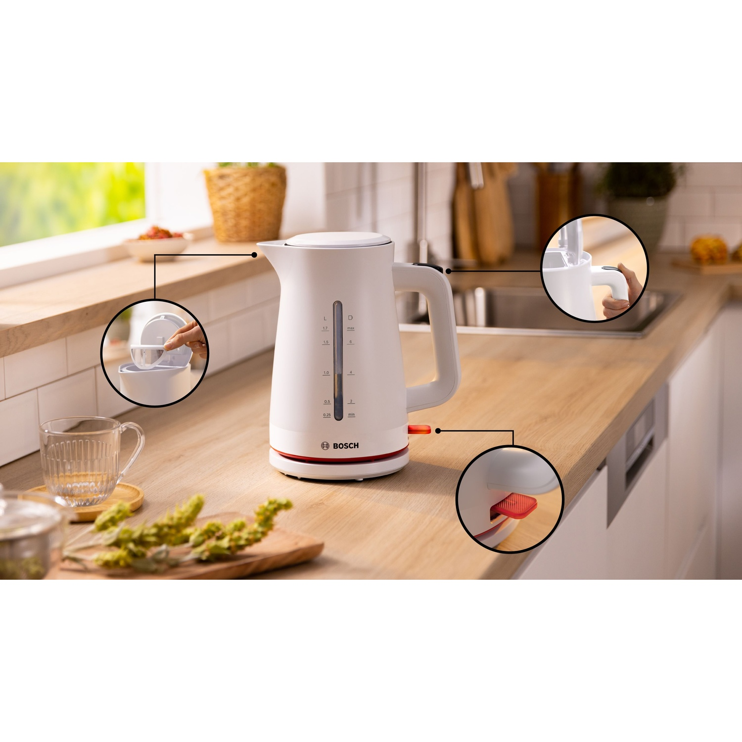 Bollitore elettrico bianco con base rossa e vari scatti di dettaglio ravvicinati.