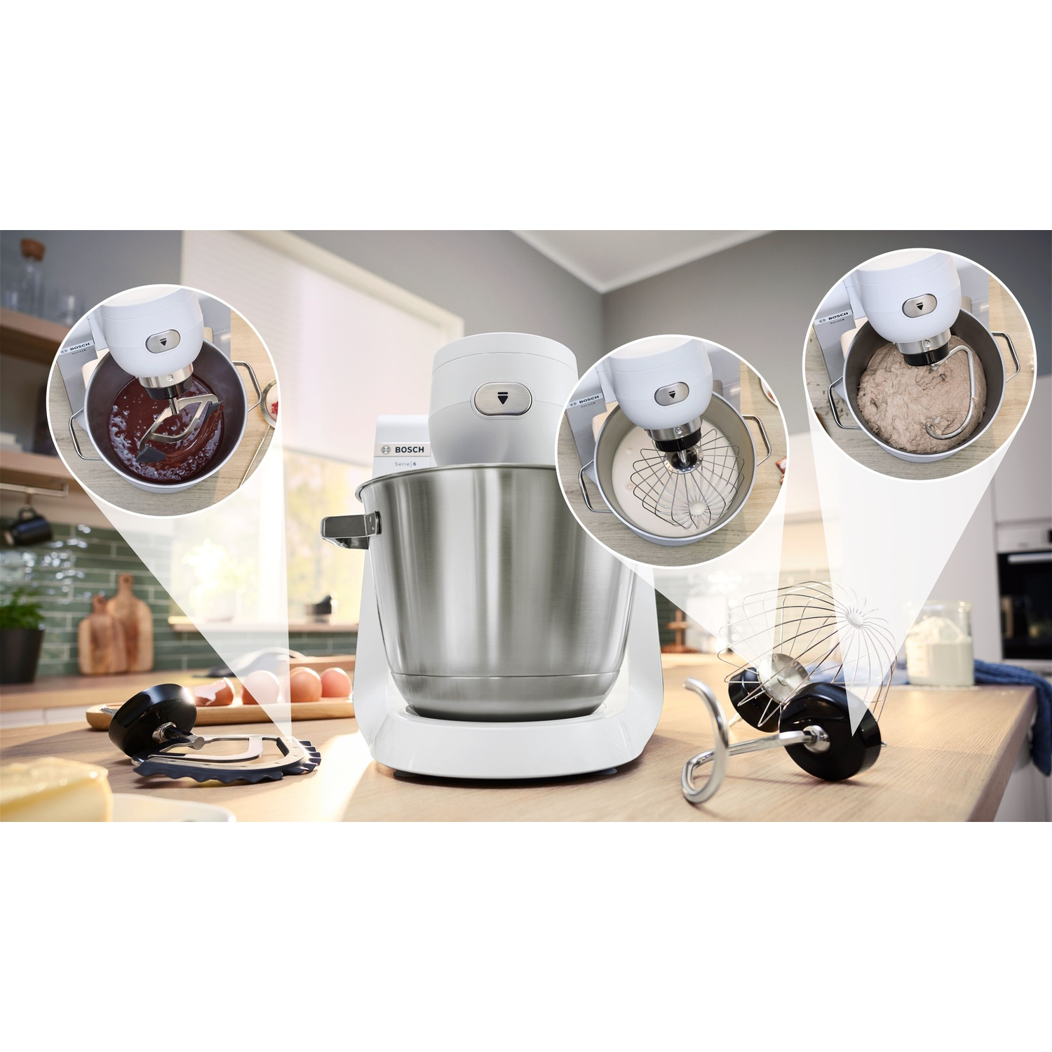 Un mixer da cucina bianco con tre immagini che mostrano diversi accessori di miscelazione.