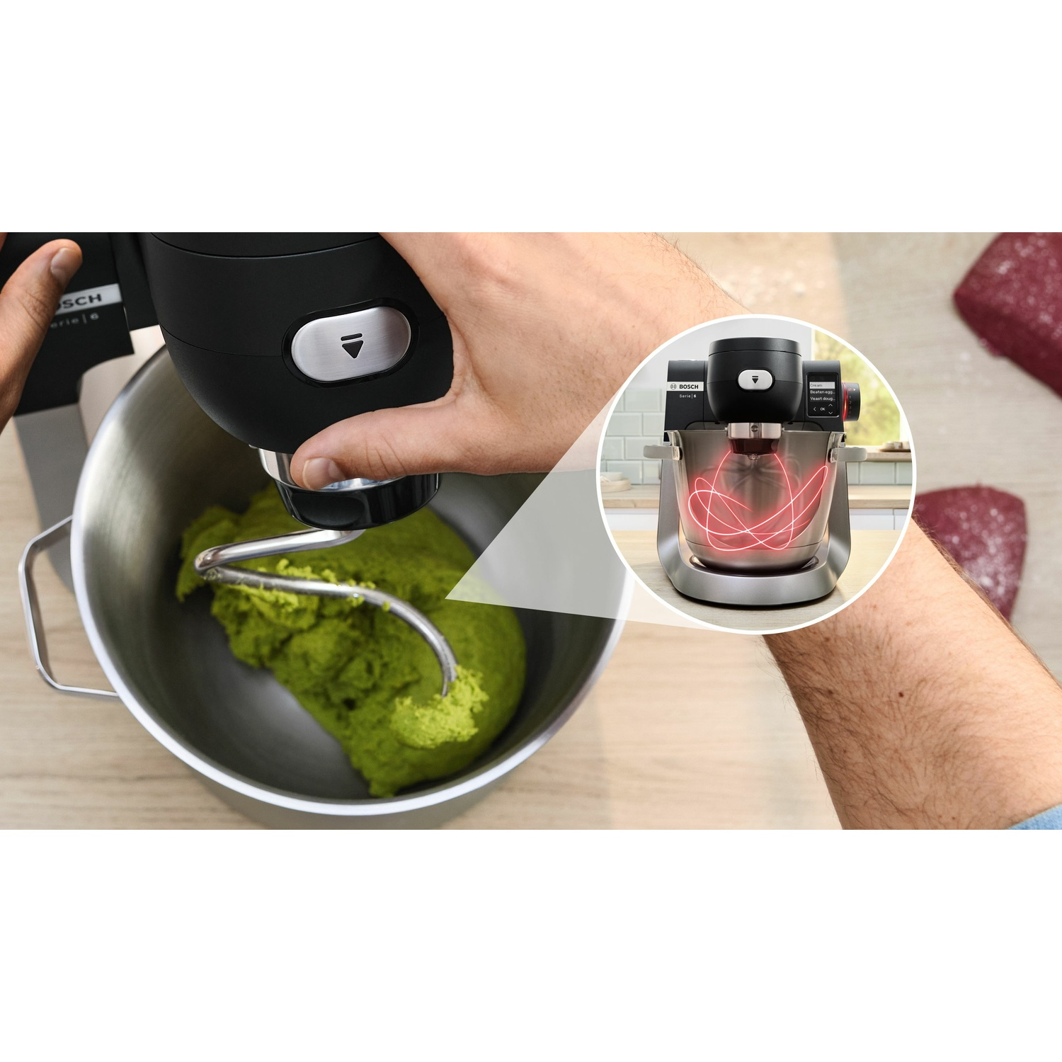 Una persona usa un mixer nero e argento con impasto verde in una ciotola. Un inserto mostra i dettagli del mixer.