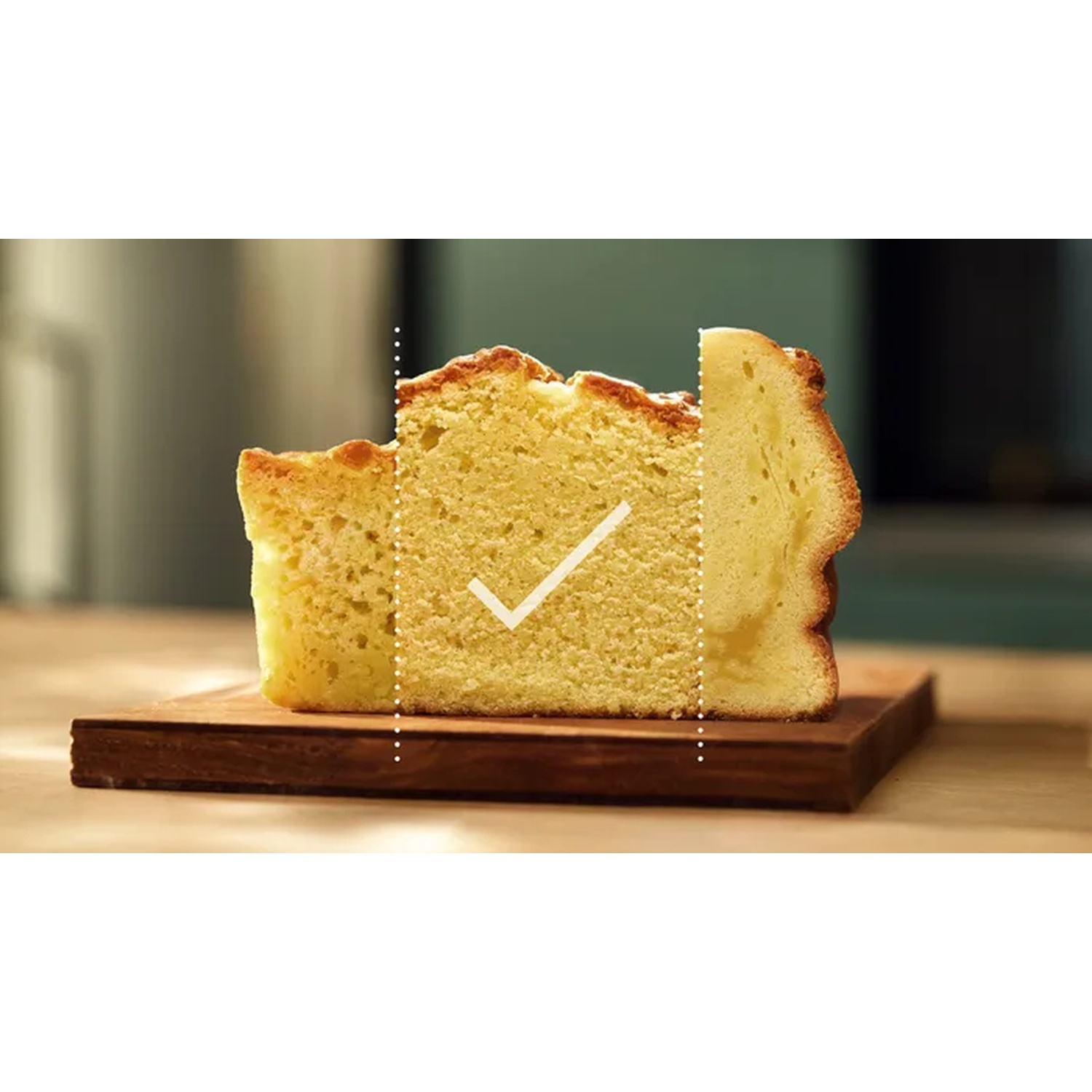 Tre fette di torta al burro gialla su un tagliere di legno.