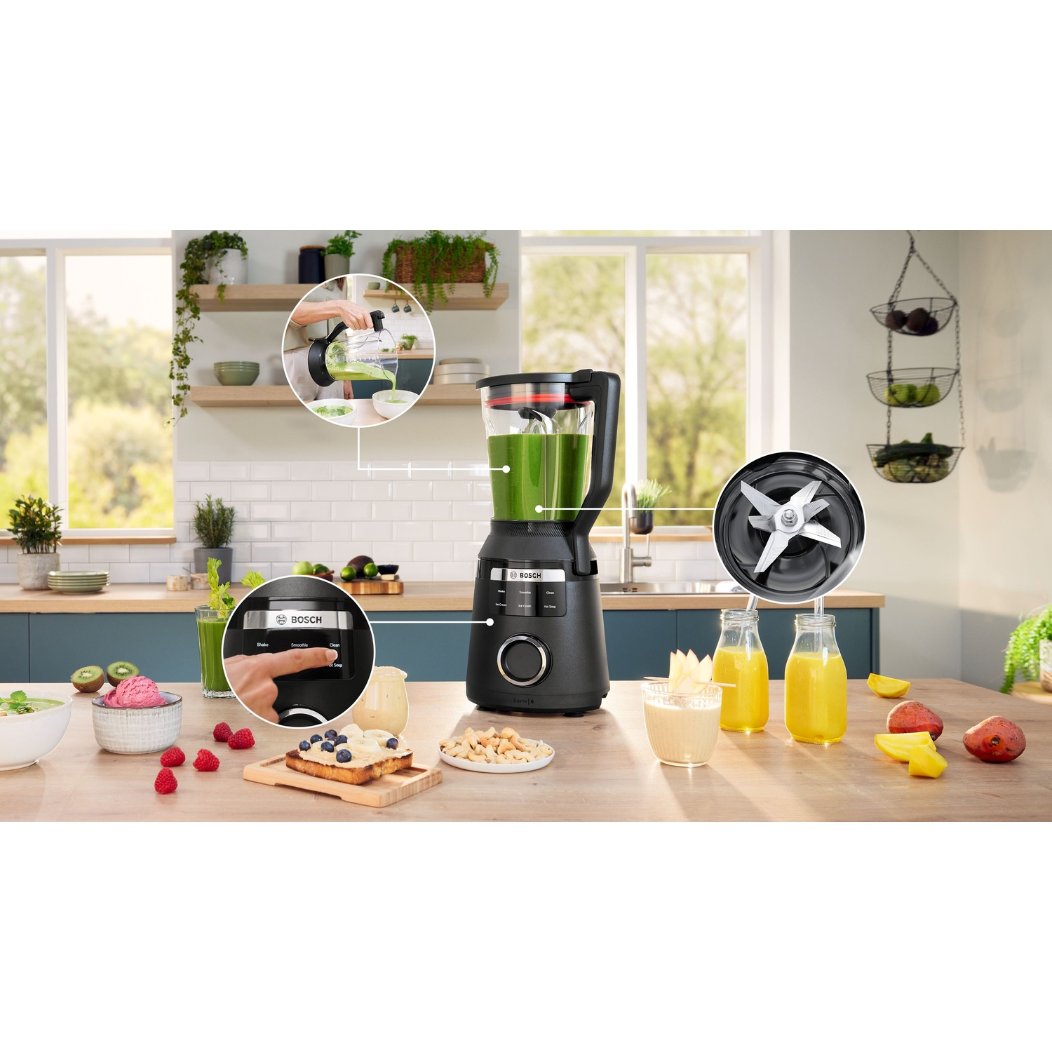 Un frullatore nero con ingredienti come frutta e noci su un tavolo di legno, e una dimostrazione di utilizzo.
