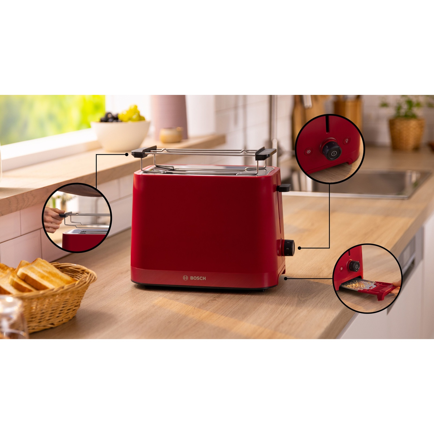 Tostapane rosso su un bancone di legno con dettagli delle sue caratteristiche.