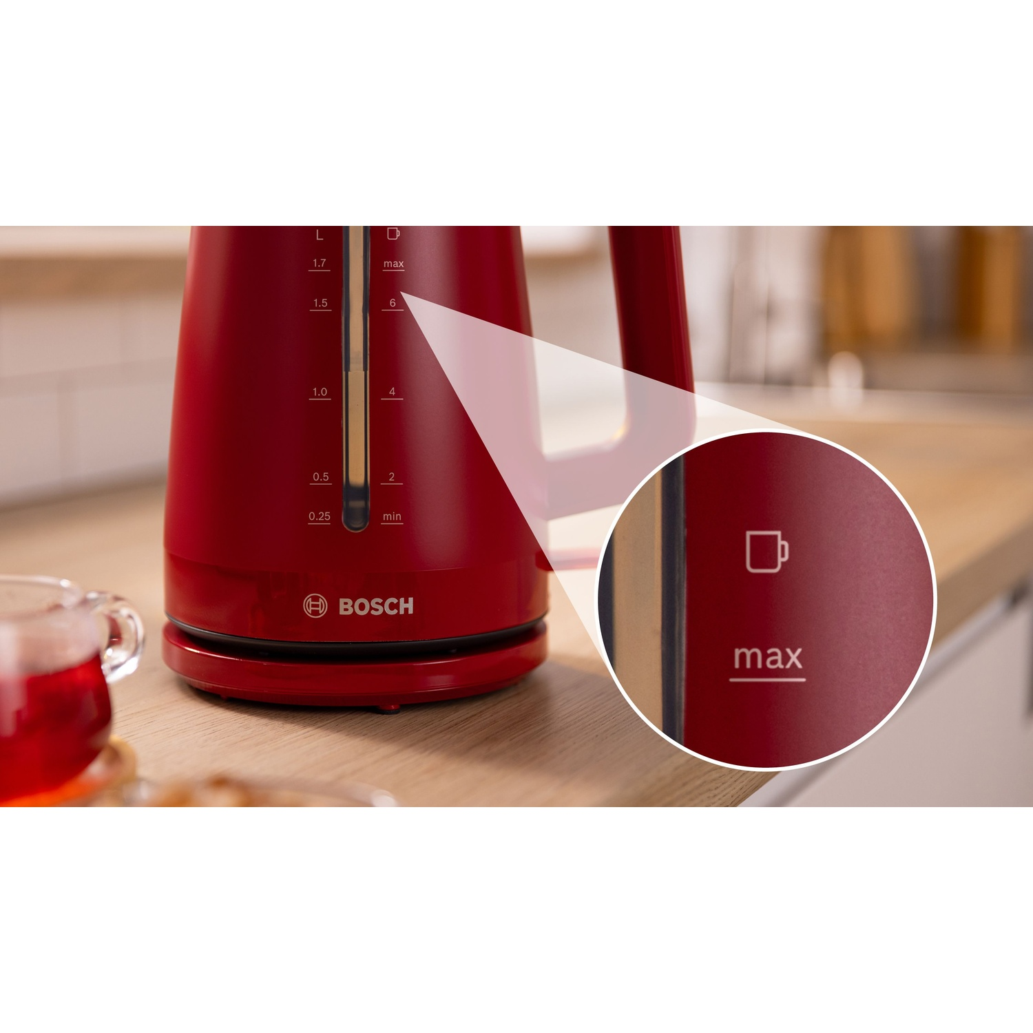 Bollitore rosso con indicatori del livello dell'acqua e un'icona della tazza. Piano cucina con sfondo sfocato.